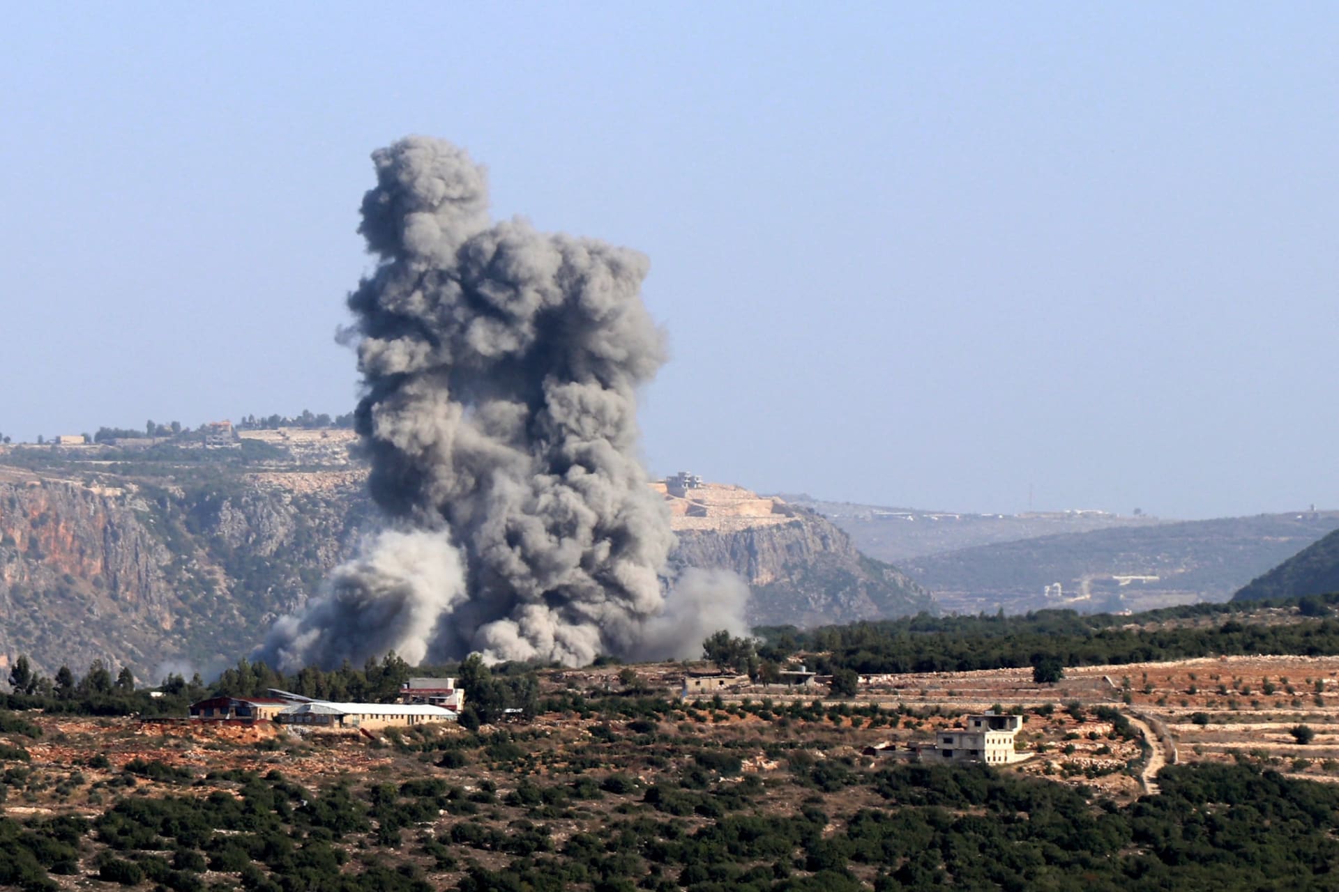 "حزب الله" يعلن استهداف مواقع عسكرية إسرائيلية.. والجيش الإسرائيلي: ضربنا مصادر النيران في لبنان