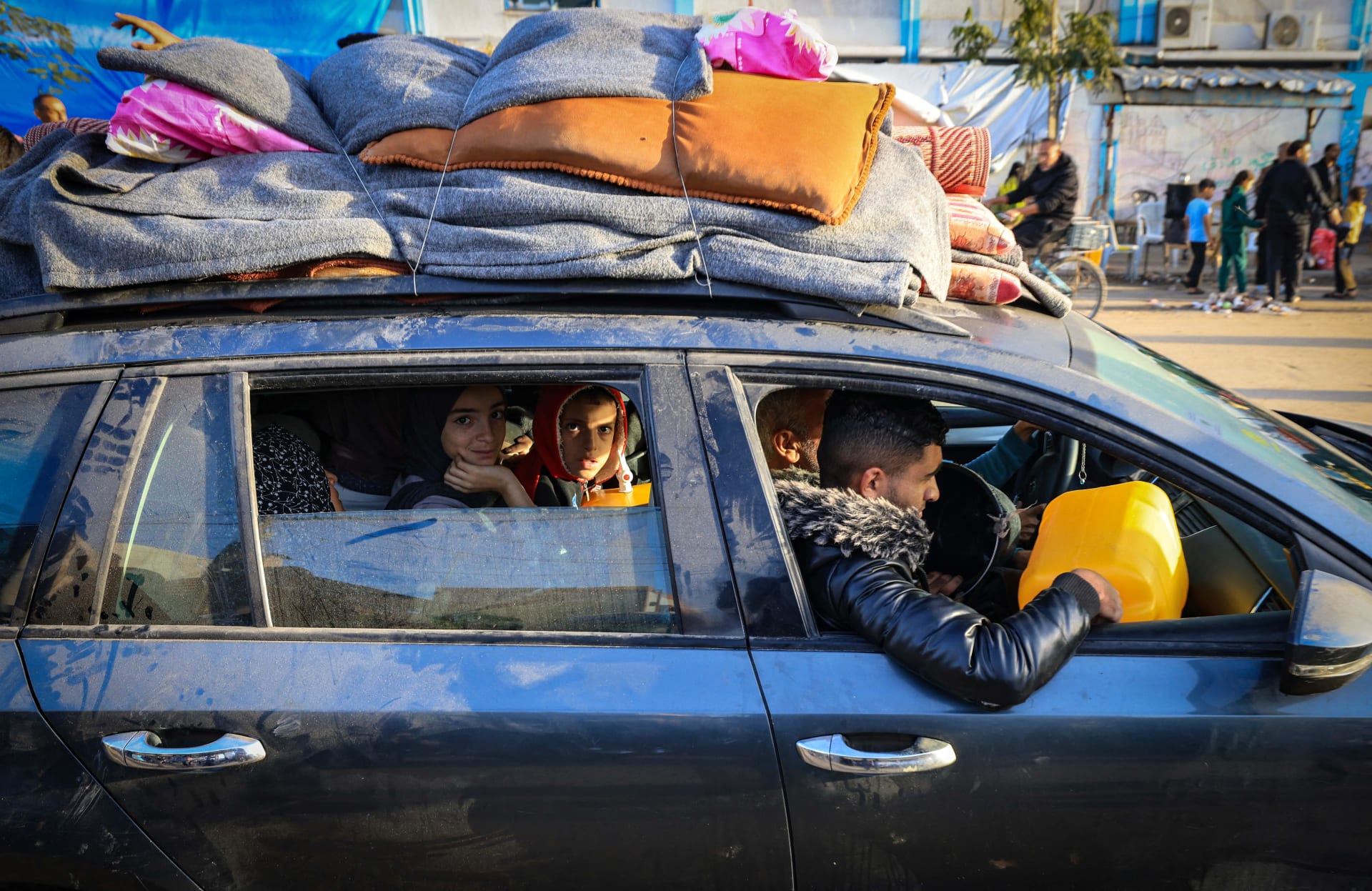 فلسطينيون ممن لجأوا إلى مراكز إيواء مؤقتة يعودون إلى منازلهم شرق خان يونس، جنوب قطاع غزة، صباح الجمعة