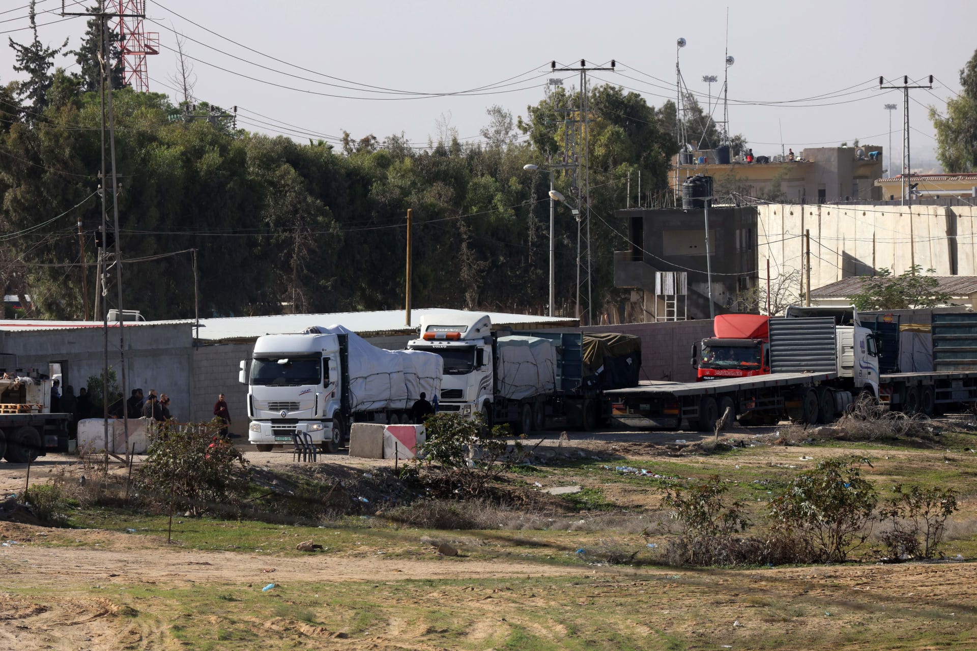 إن ما لا يقل عن 90 شاحنة مساعدات دخلت حتى الآن إلى غزة 