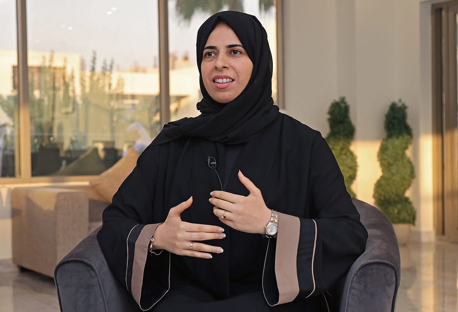 "أخطأت باسمه".. وزيرة قطرية تعتذر لمذيع "الجزيرة" بعد مداخلة من معبر رفح