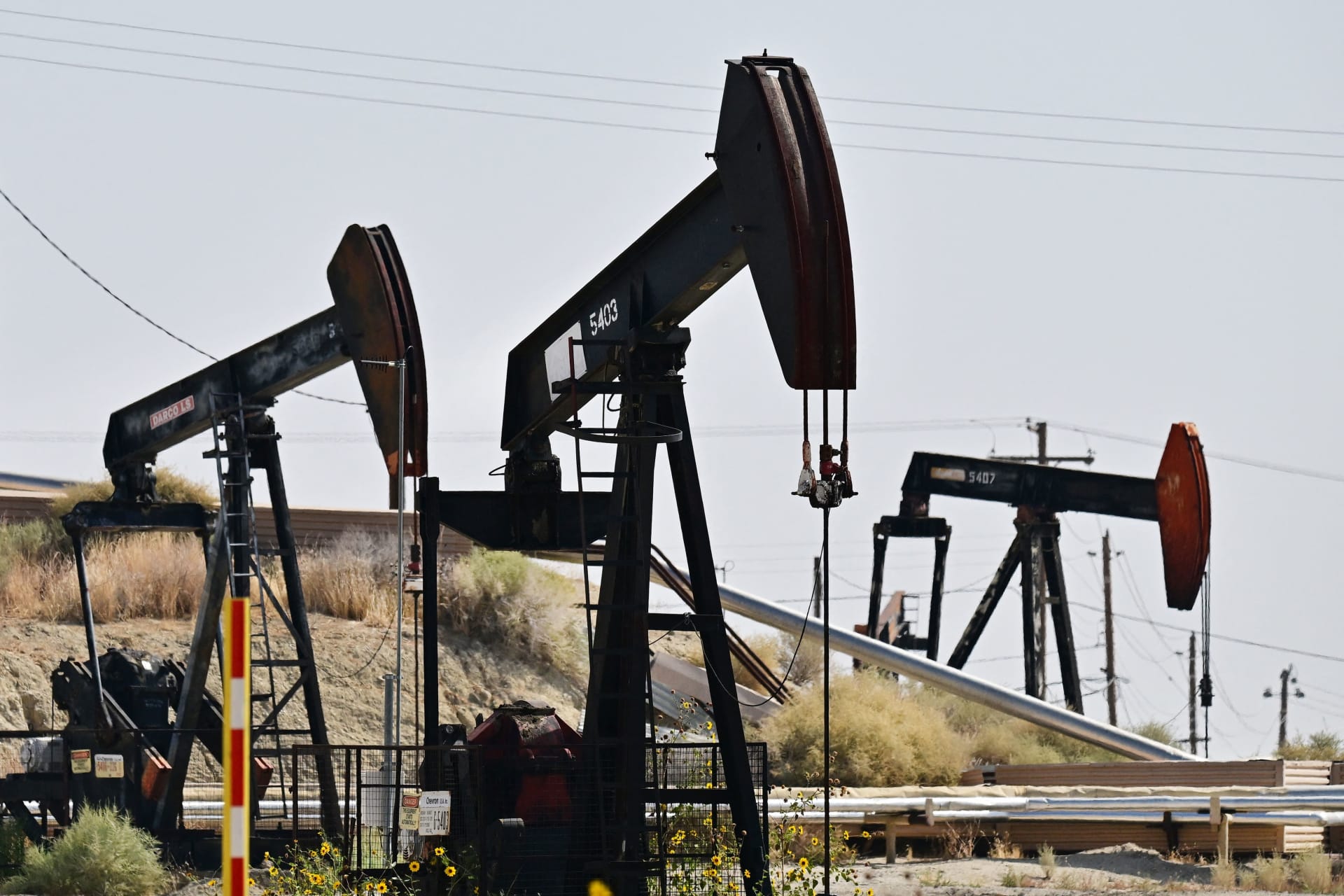أعضاء أوبك+ يتفقون على تخفيضات طوعية كبيرة في إنتاج النفط