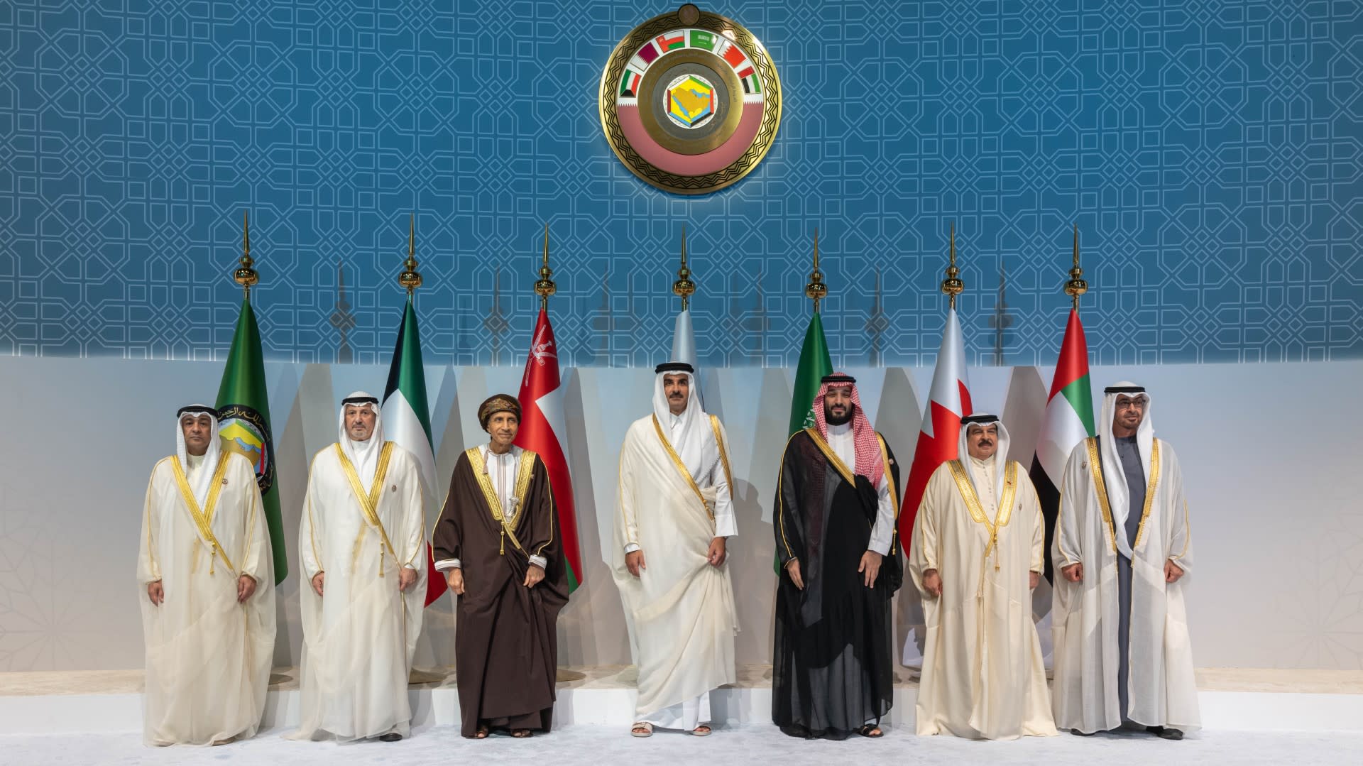 أمير قطر في القمة الخليجية: الدفاع عن النفس لا ينطبق على الاحتلال.. والقانون الدولي لا يجيز ما ترتكبه إسرائيل
