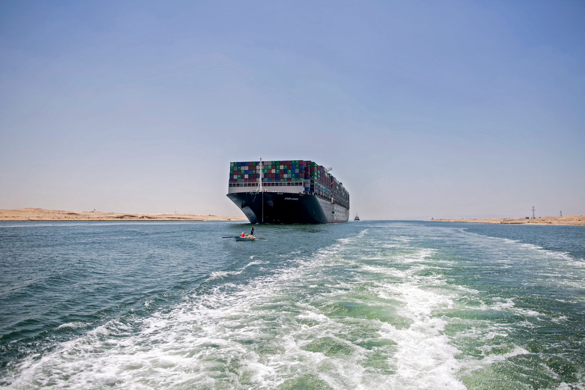 رئيس هيئة قناة السويس: اصطدام سفينة بكوبري عابر للممر الملاحي دون تأثر حركة السفن