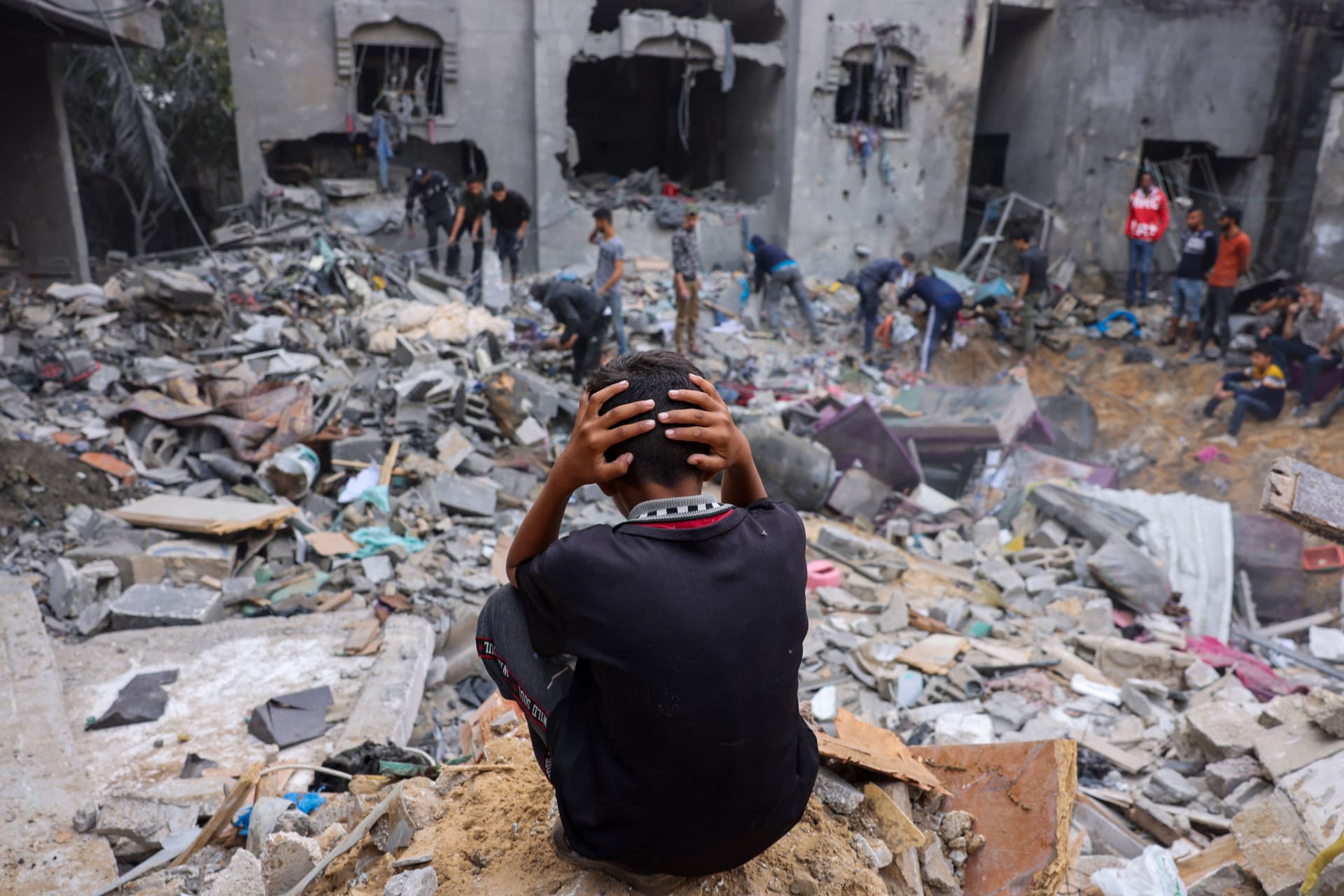 "الموت يطاردنا قصفًا أو جوعًا".. سكان غزة يبحثون عن "العيش" بين الأنقاض