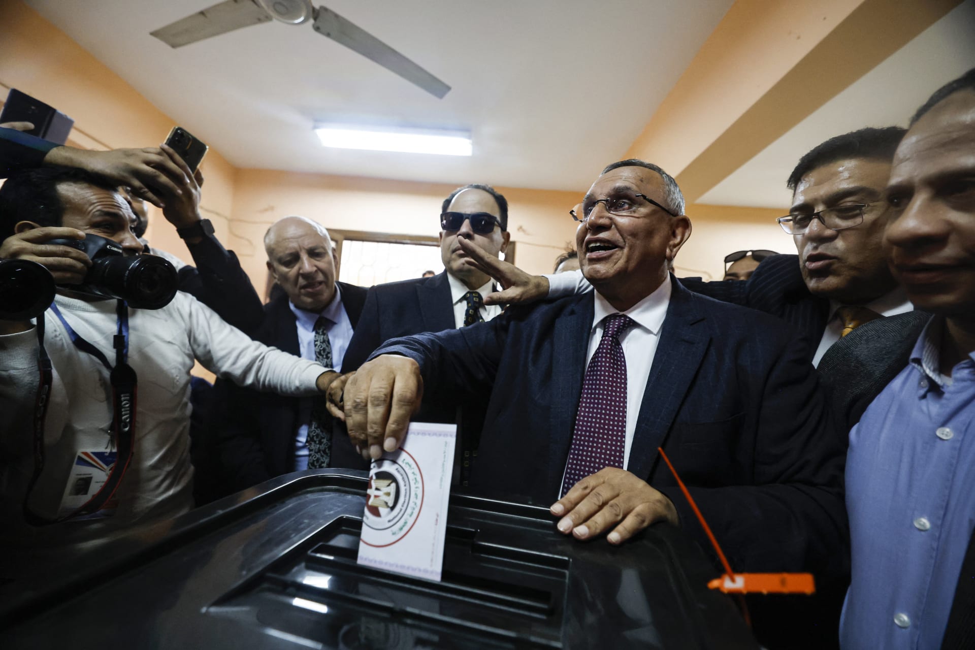 المرشح عن حزب الوفد عبدالسند يمامة يدلي بصوته في مركز اقتراع خلال الانتخابات الرئاسية بالقاهرة في 10 ديسمبر/كانون الأول 2023.