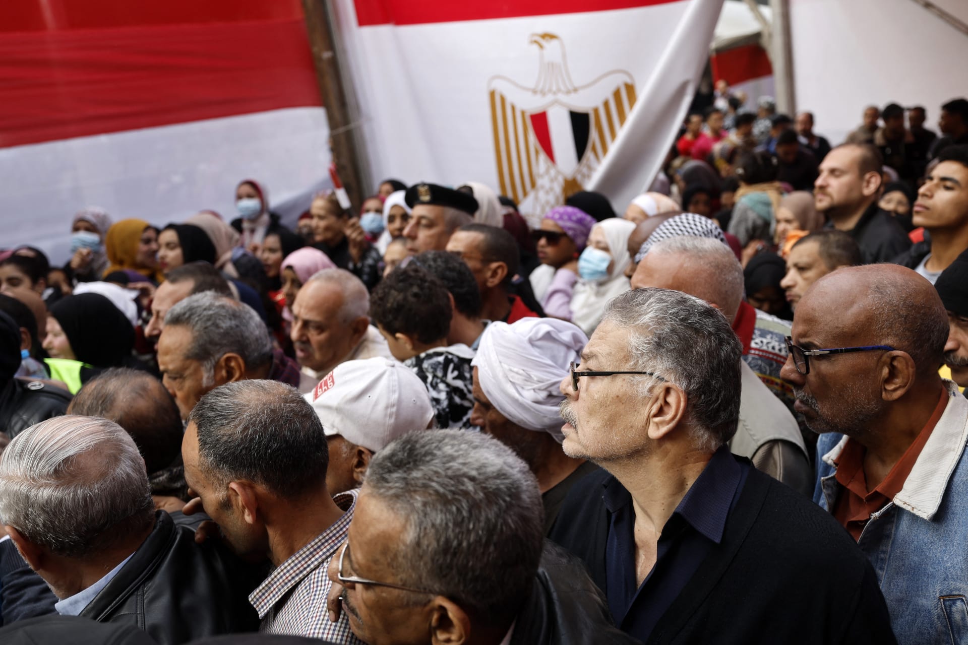 ناخبون مصريون يصطفون أمام أحد مراكز الاقتراع في وسط القاهرة، للإدلاء بأصواتهم في الانتخابات الرئاسية في 10 ديسمبر/كانون الأول 2023.