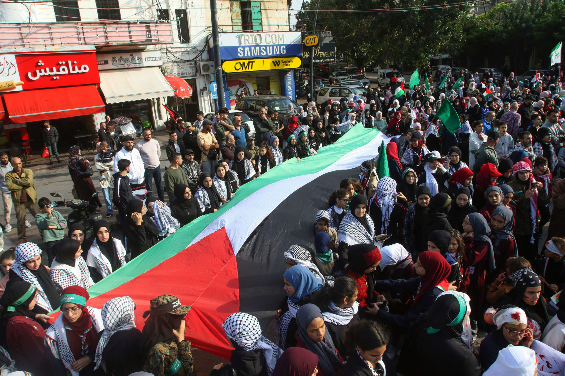 لبنان يعلن إغلاق المكاتب الحكومية والمؤسسات العامة والمدارس الاثنين "تضامنا مع غزة"