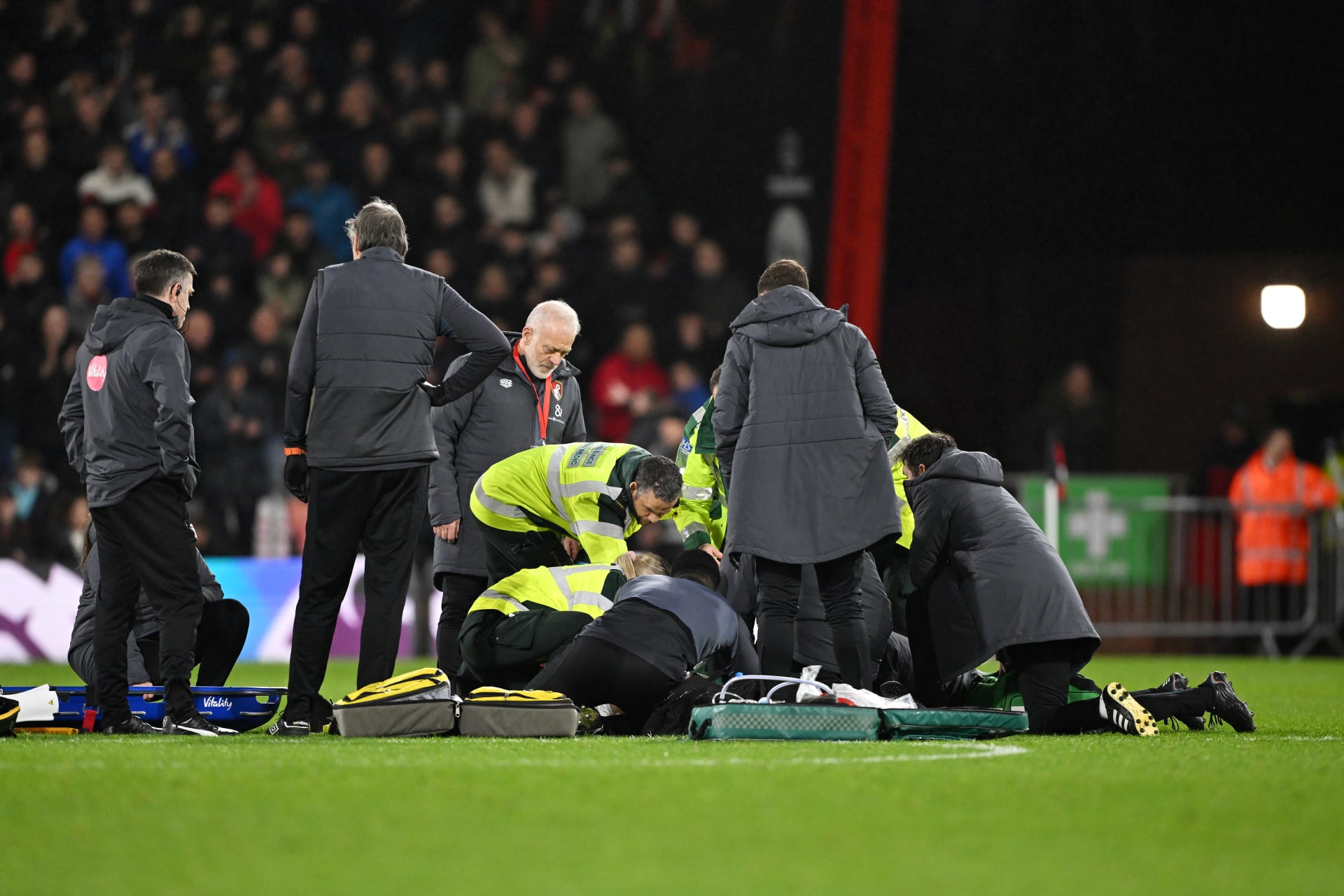 سقط اللاعب فجأةً على الأرض.. إصابة "خطرة" تتسبب بإيقاف مباراة في الدوري الإنجليزي