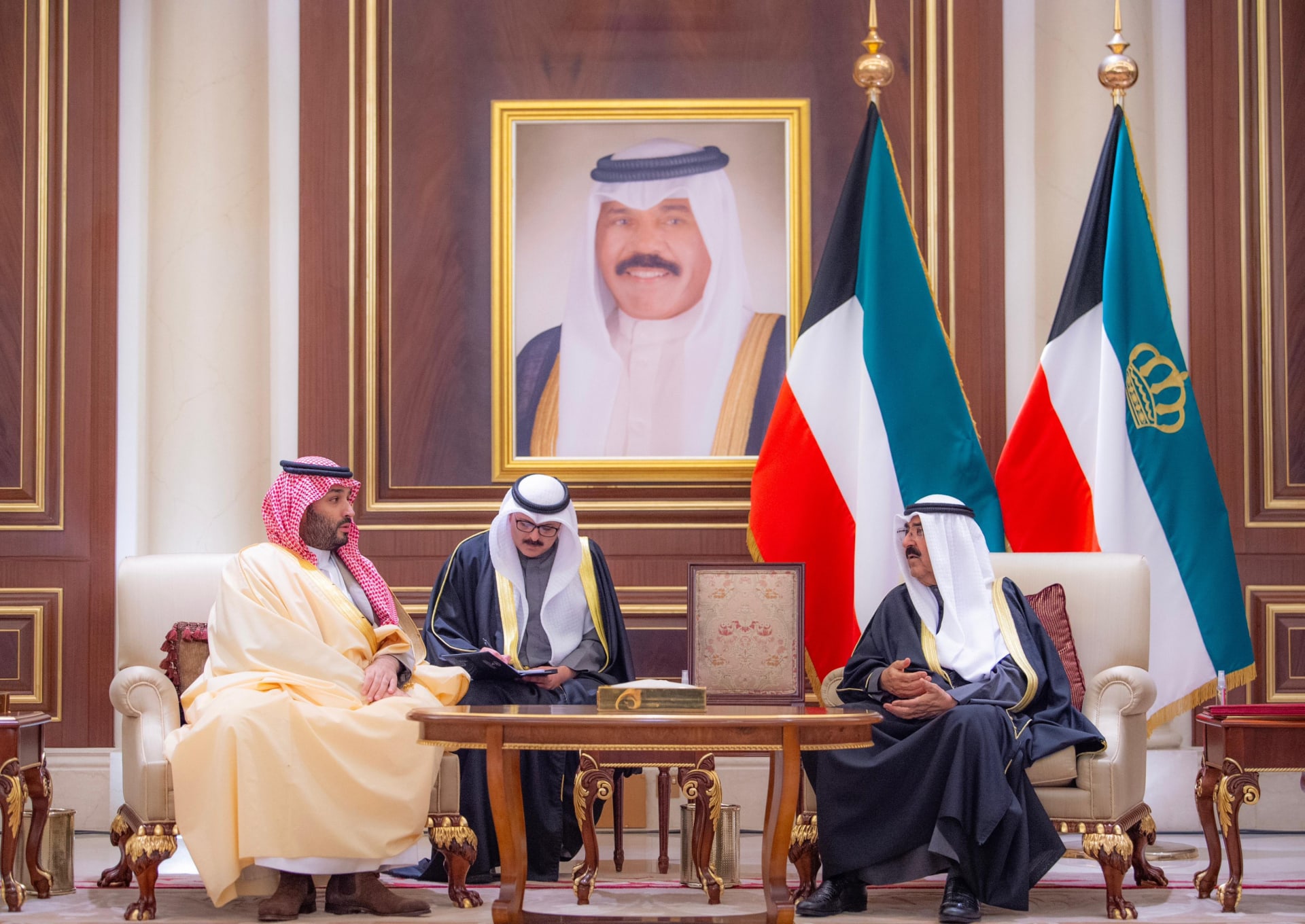 الأمير محمد بن سلمان يقدم العزاء لأمير الكويت في وفاة الشيخ نواف الأحمد الجابر 