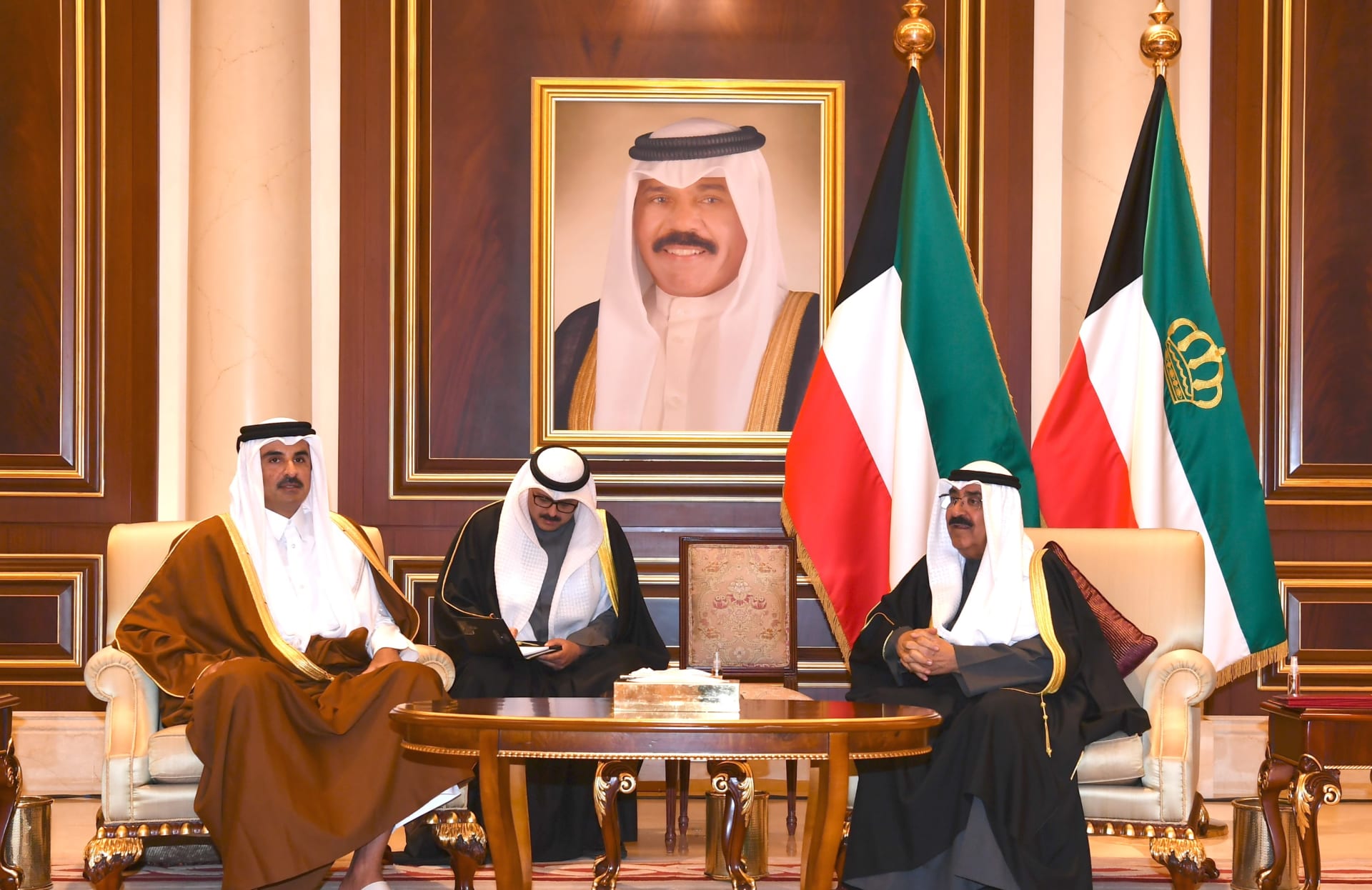 أمير قطر يقدم العزاء للشيخ مشعل الجابر الأحمد في وفاة أمير الكويت الراحل 