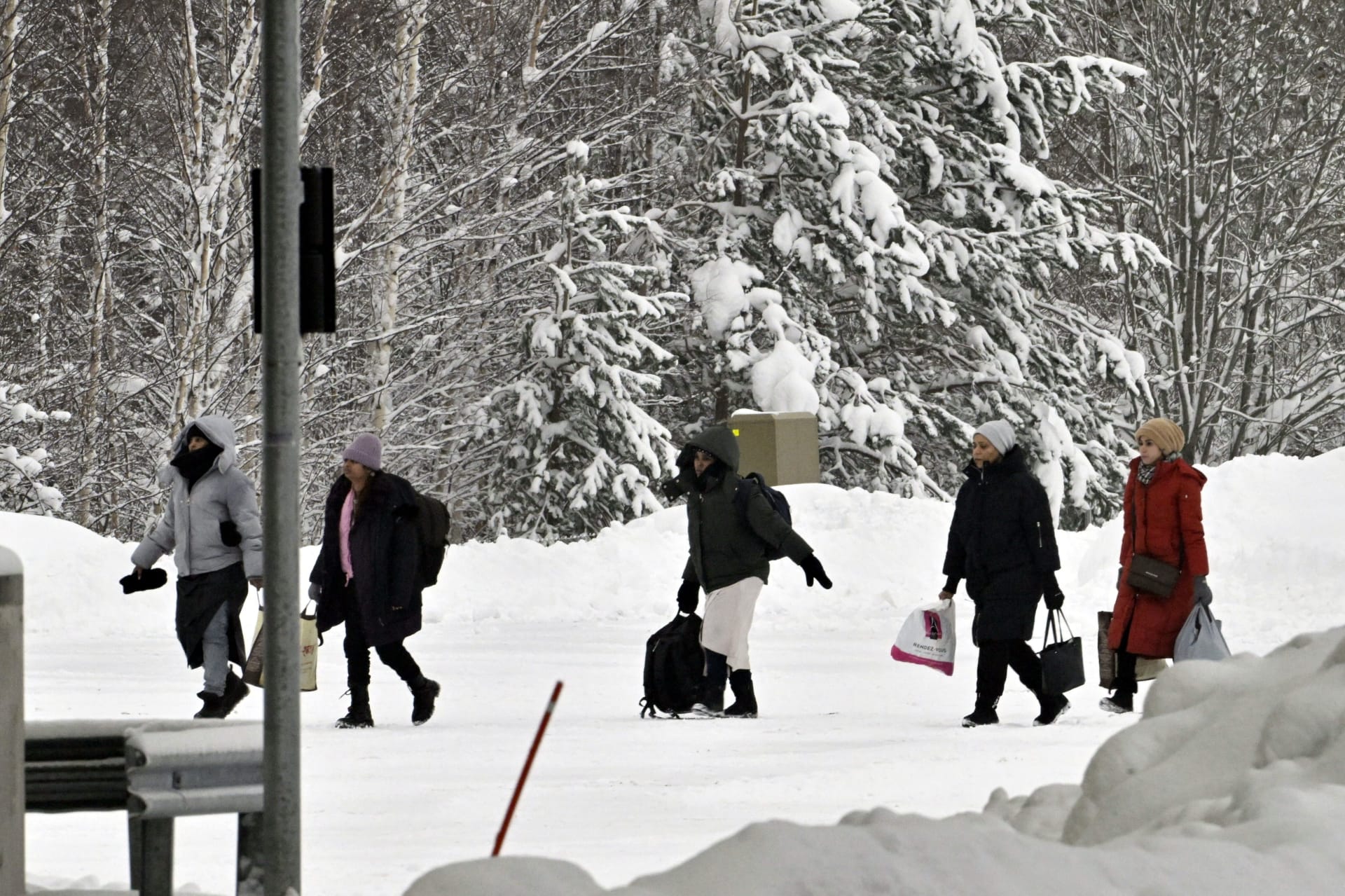 مهاجرون يصلون إلى نقطة تفتيش فاليما الحدودية بين فنلندا وروسيا في فيرولاهتي بفنلندا في 15 ديسمبر/ كانون الأول 2023.