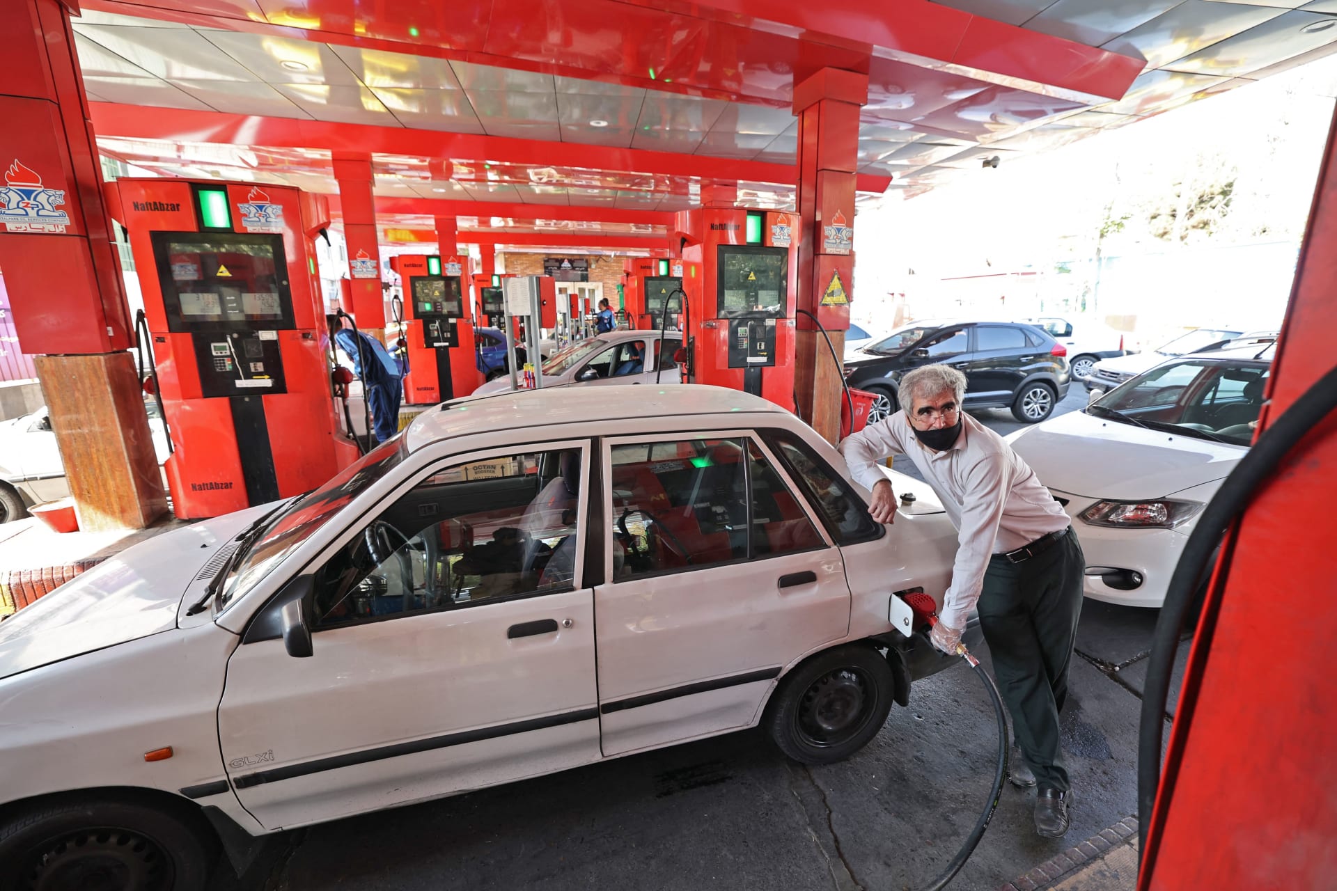 مسؤول إيراني: هجوم سيبراني يسبب خللا في محطات الوقود بمعظم أنحاء البلاد