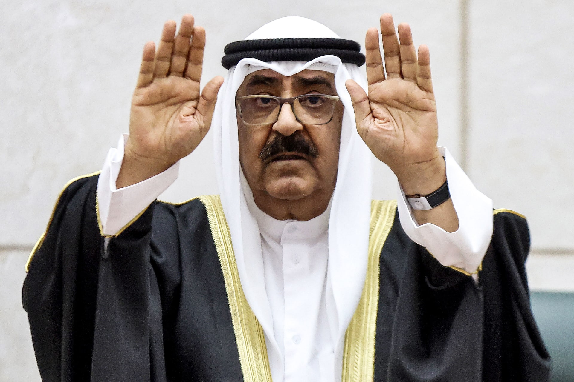 أمير الكويت يؤدي اليمين الدستورية.. وينتقد "سكوت" الحكومة والبرلمان عن "العبث المبرمج"
