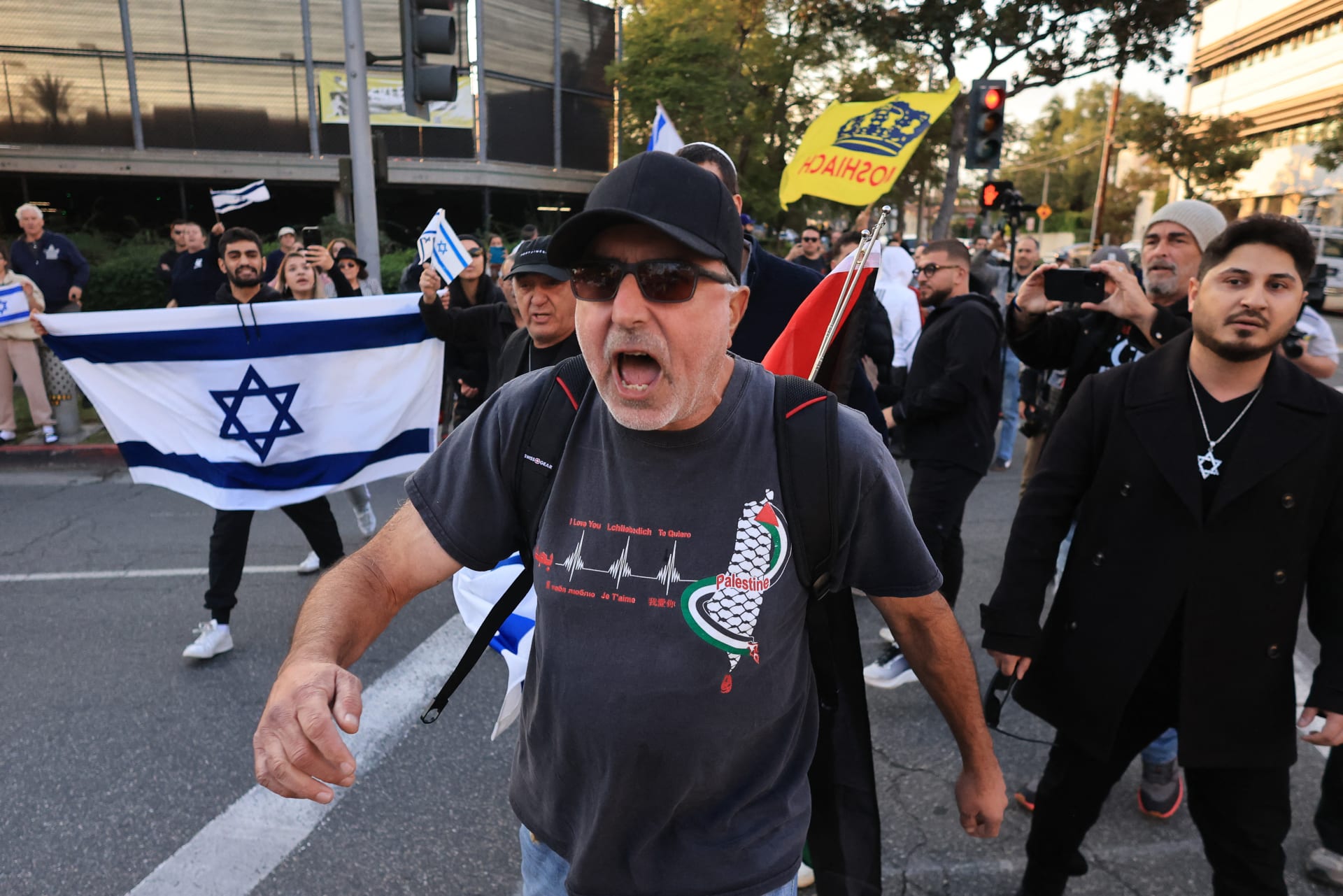 شرطة لوس انجلوس تمنع متظاهرين مؤيدين للفلسطينيين من دخول مجمع تجاري 