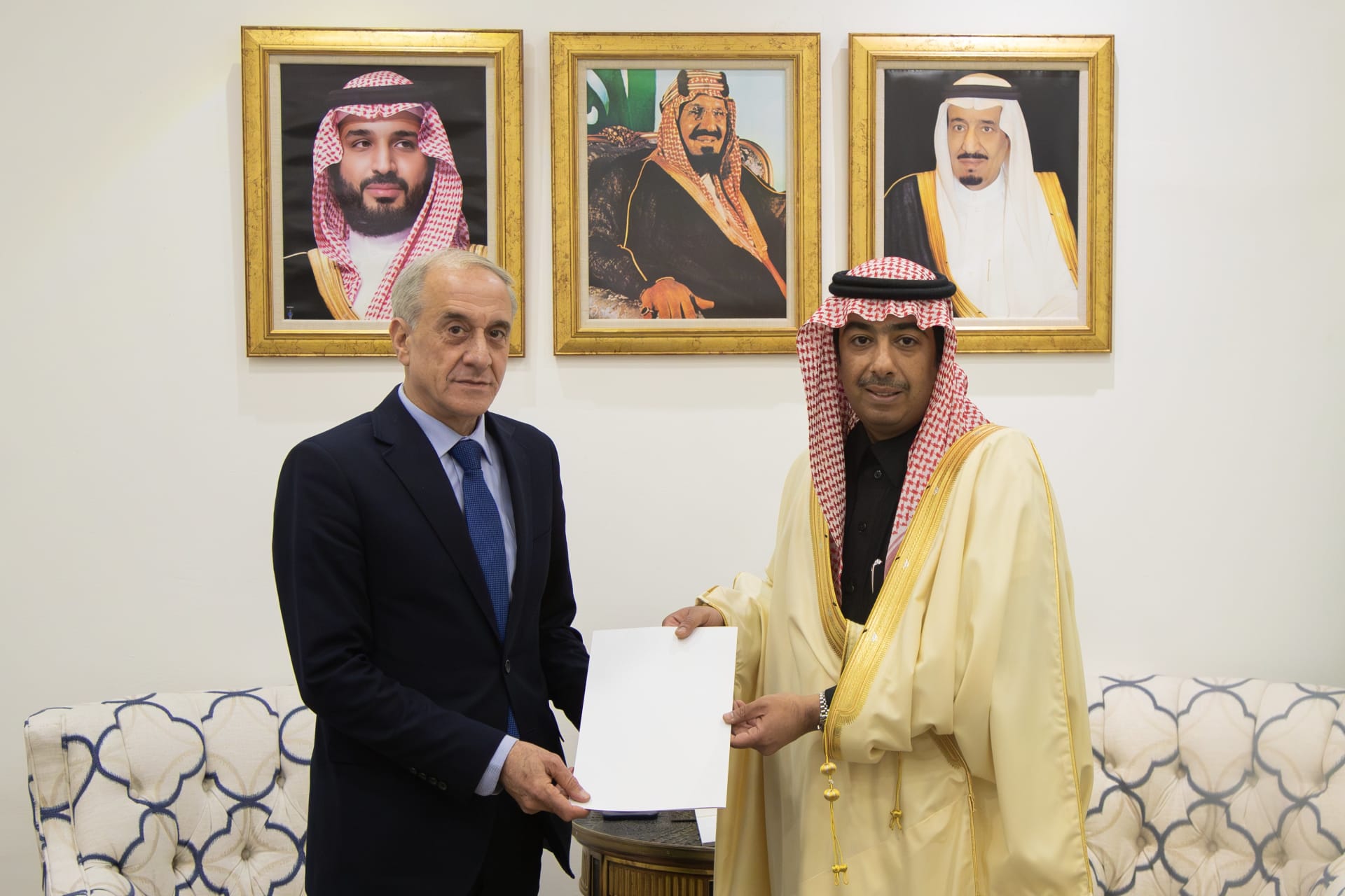 السفير السوري لدى السعودية يقدم نسخة من أوراق اعتماده
