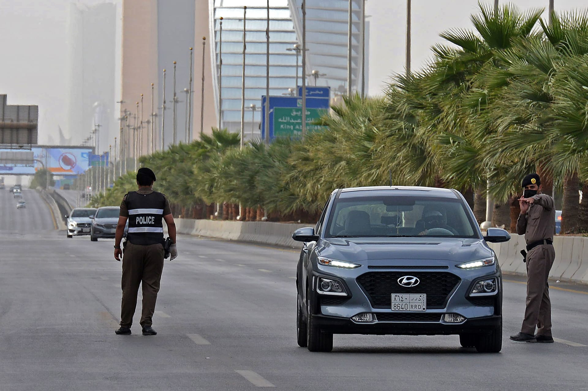 "سرقوا مركبات استخدموها في حوادث سطو".. الأمن العام السعودي يعتقل 6 مقيمين سوريين في منطقة الرياض
