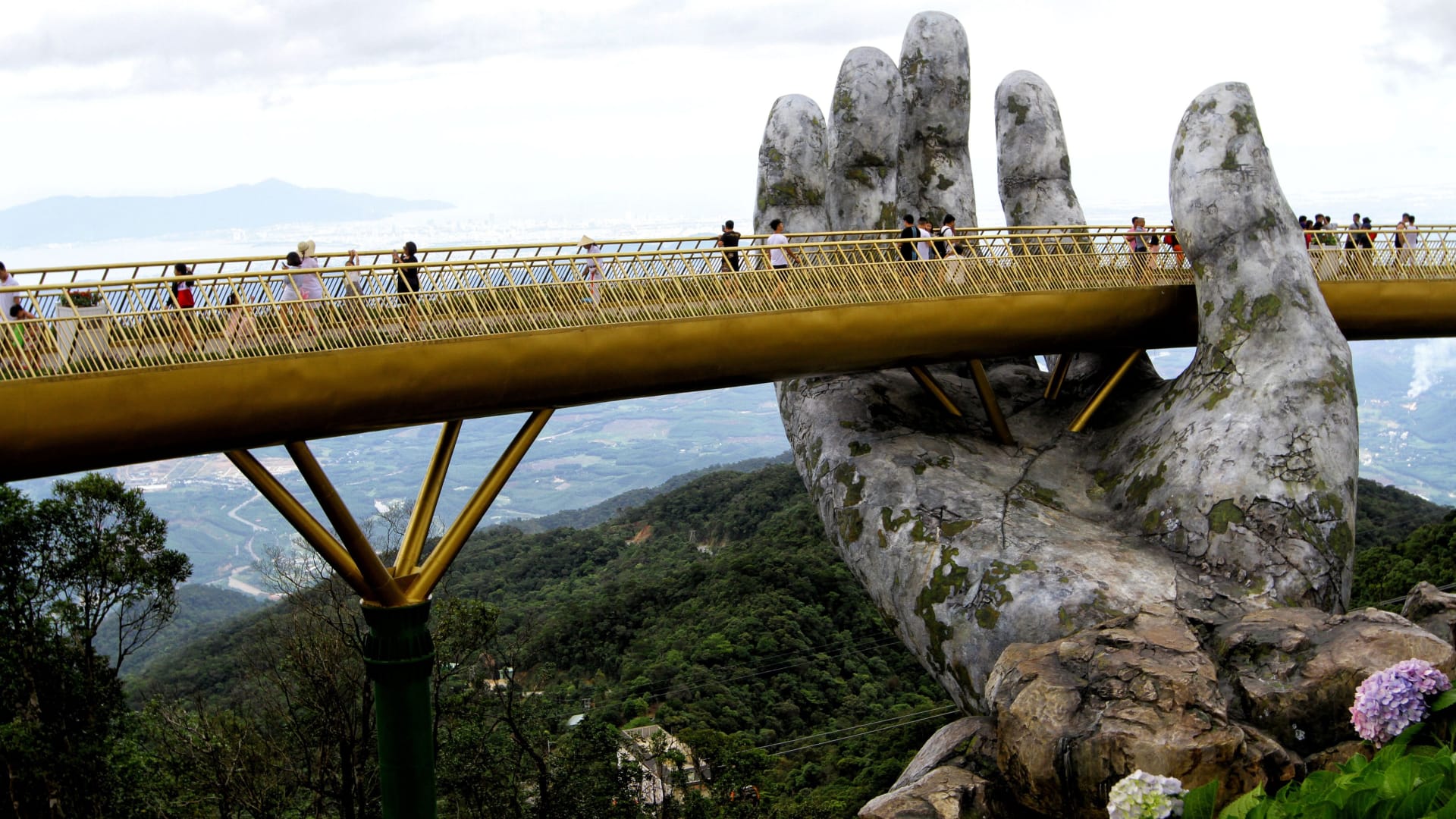 في فيتنام.. صُمم هذا الجسر للقُبلات وليس للعبور