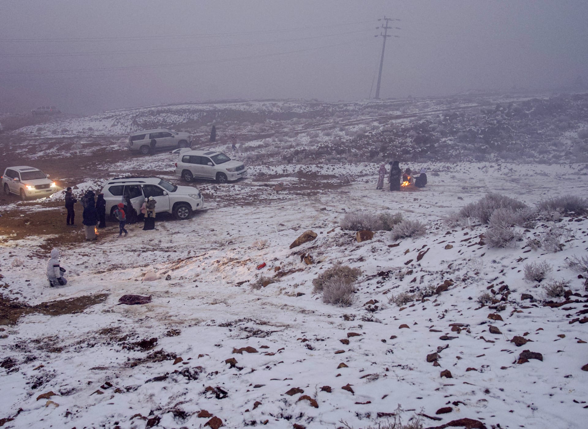 تداول صور ومقاطع للثلوج تغطي جبال اللوز شمال السعودية وسط تفاعل
