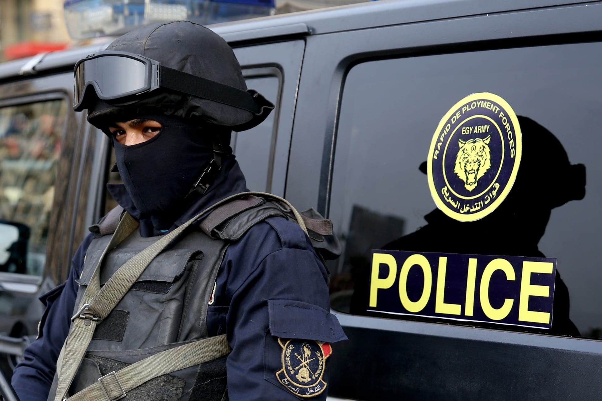 "شديد الخطورة".. داخلية مصر تضبط تشكيلا عصابيا في تجارة المخدرات بحوزته أسلحة عديدة وحوالي 4 ملايين دولار