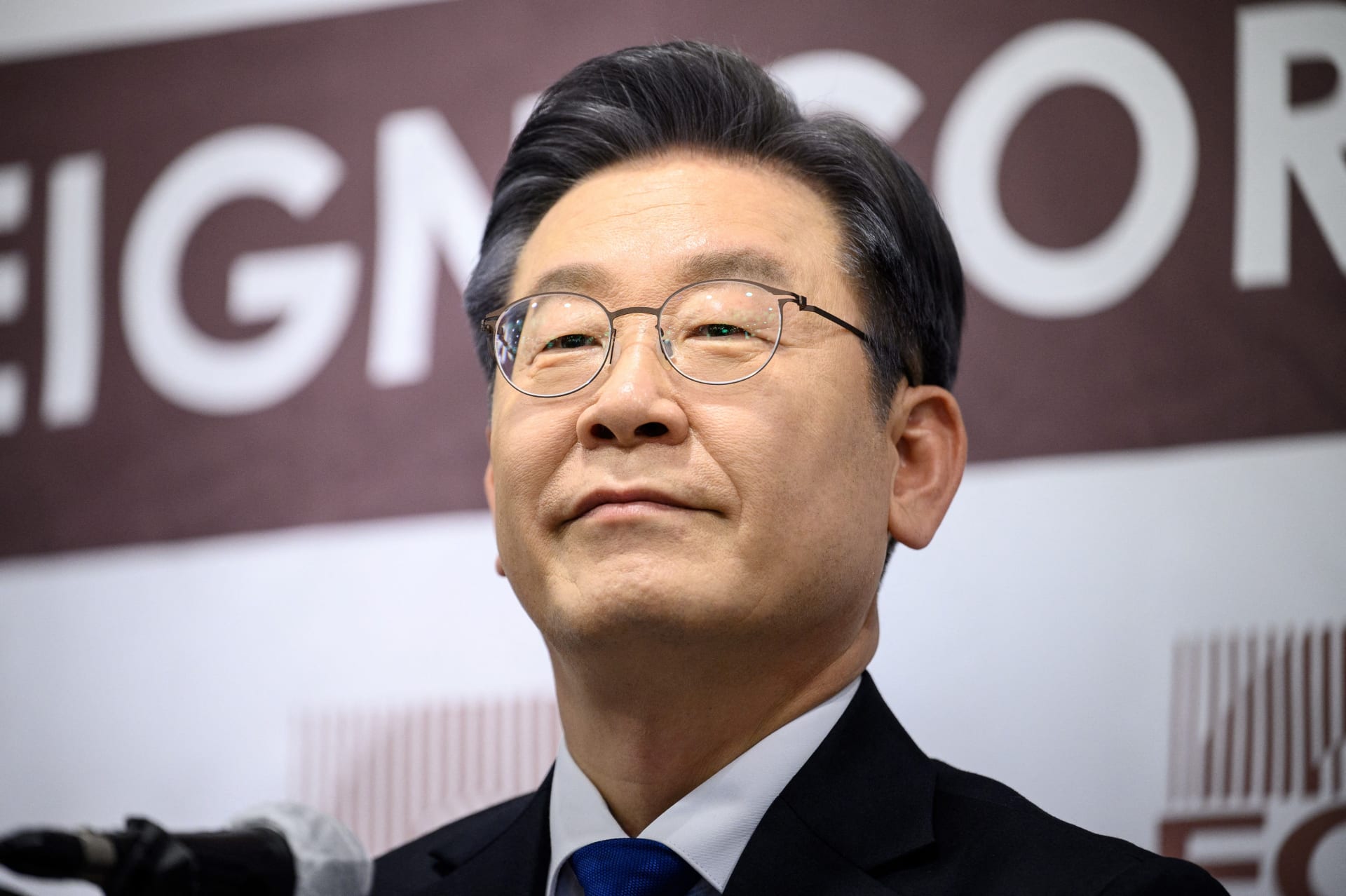 طعن زعيم المعارضة في كوريا الجنوبية بسكين خلال مؤتمر صحفي