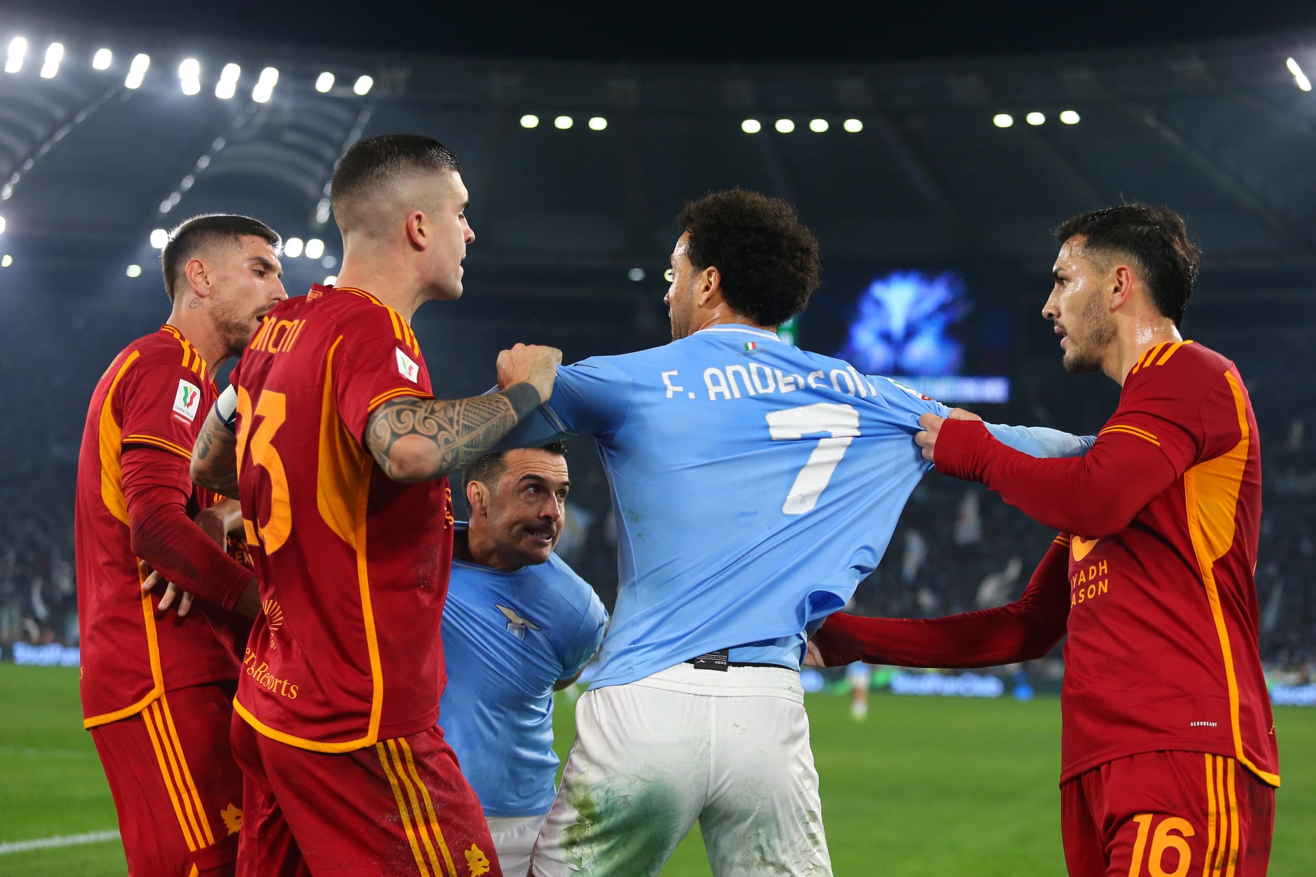 فوضى في المدرجات واشتباك بالأيدي بين اللاعبين خلال مباراة روما ولاتسيو