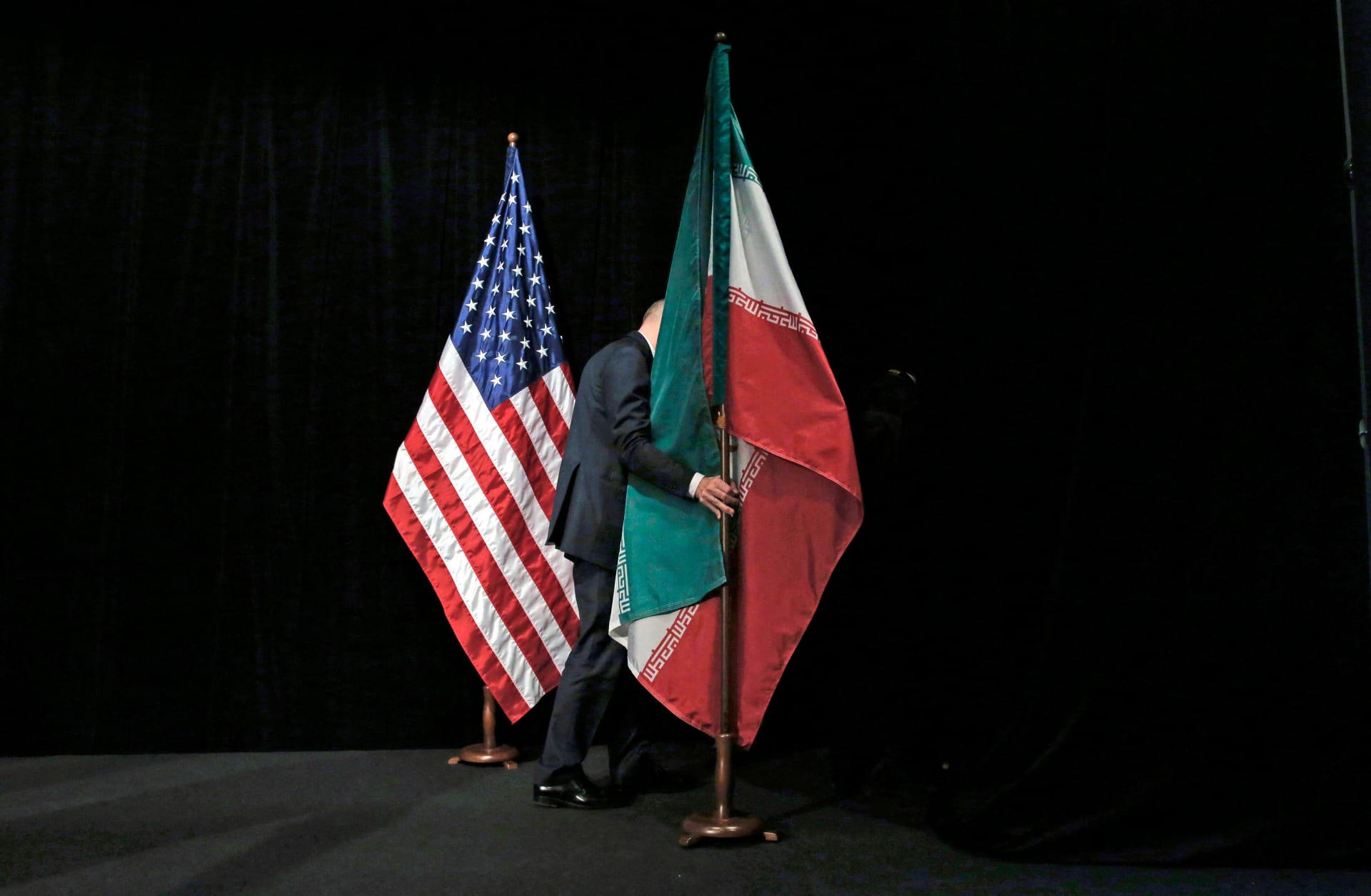 مصدر يفسر تحذير أمريكا لإيران من هجوم "داعش" رغم الخلافات بين البلدين