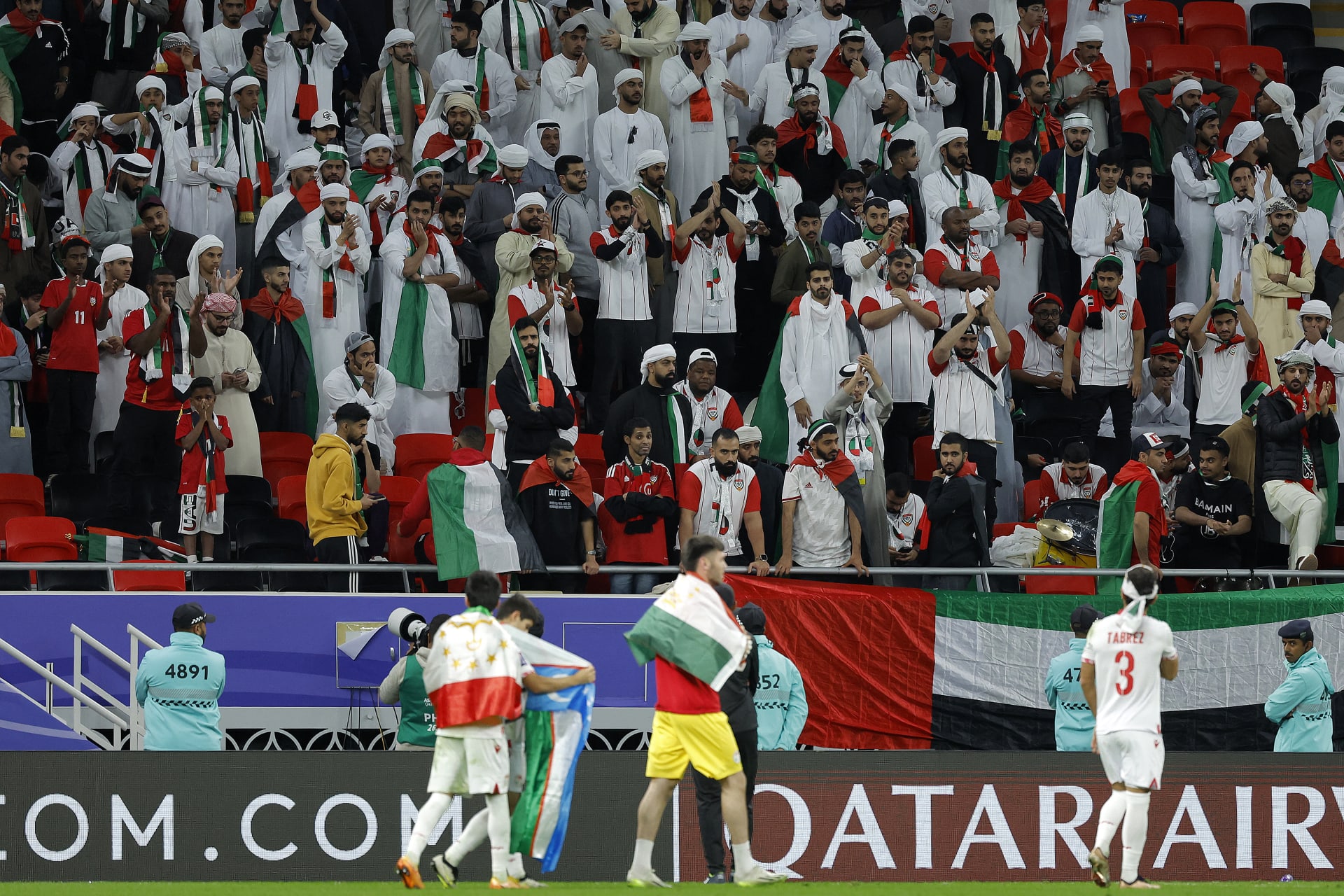 تصرف "مثير" من الجمهور الإماراتي مع لاعبي المنافس بعد هزيمة "الأبيض" من طاجكستان