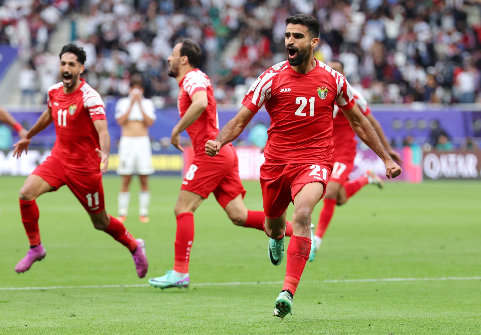 كأس آسيا: الأردن تطيح بالعراق في مباراة "مثيرة".. واحتفالية "أكل المنسف" تتصدر المشهد