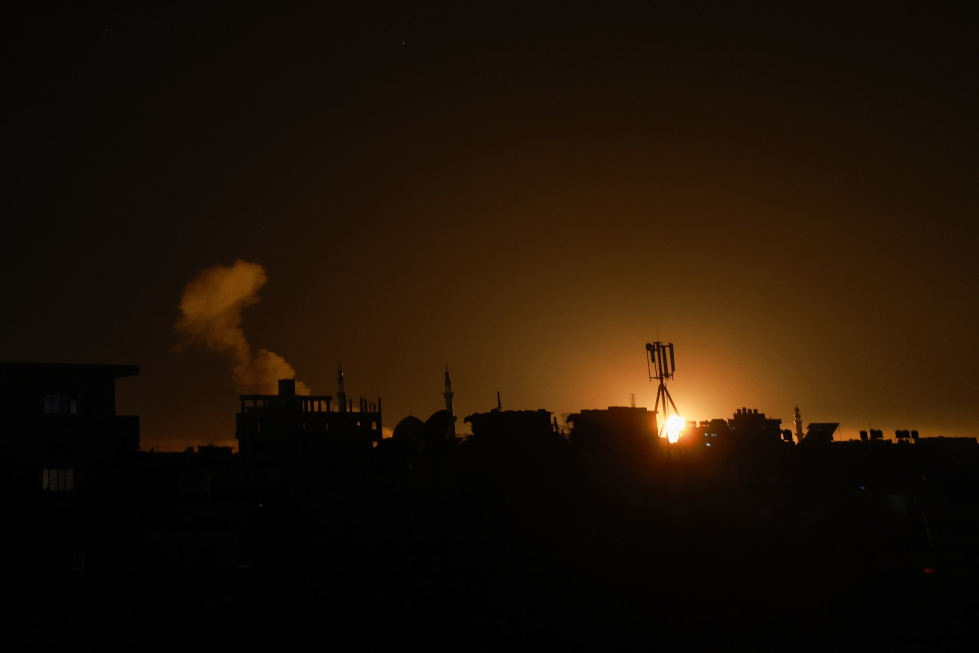 "رفح تحت القصف".. كل ما نعرفه عن القصف الإسرائيلي "المكثف" على الملجأ الأخير للمدنيين في غزة
