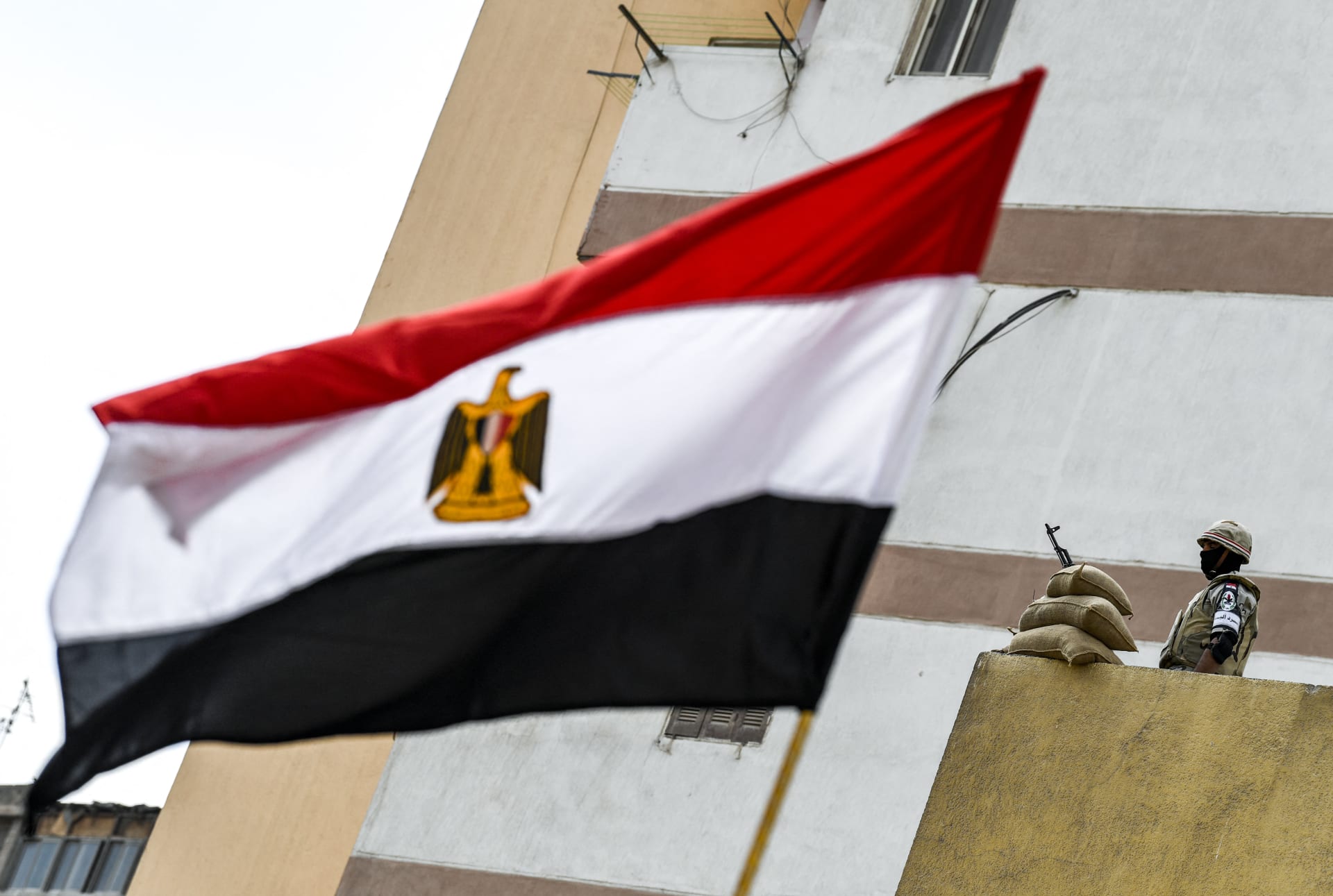 بعد قصف وغارات إسرائيلية في رفح.. نائب مصري: جيشنا في حالة استنفار