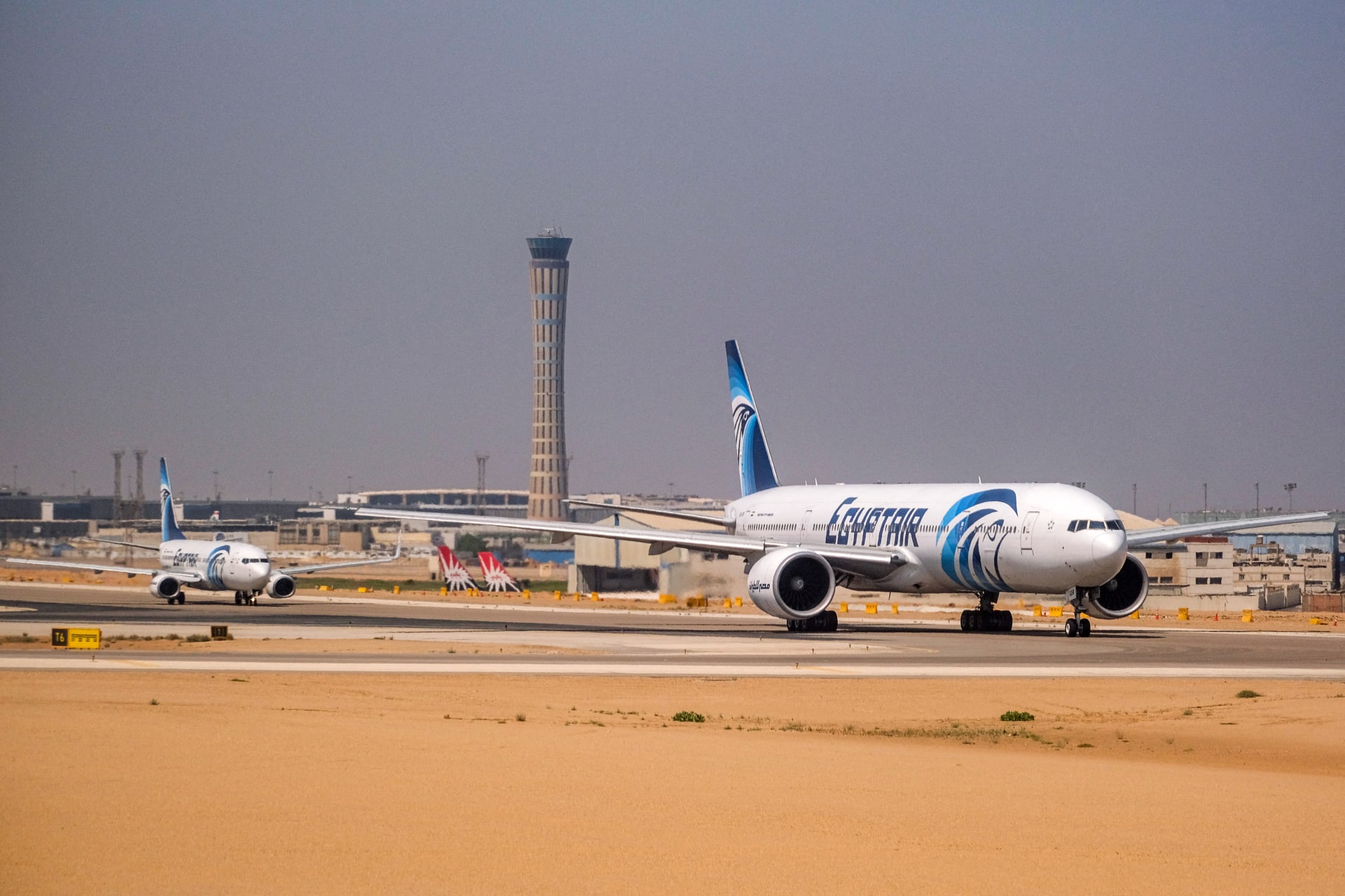 بعد فيديو مثير للجدل..مصر للطيران تكشف حقيقة حجز تذاكرها بالدولار