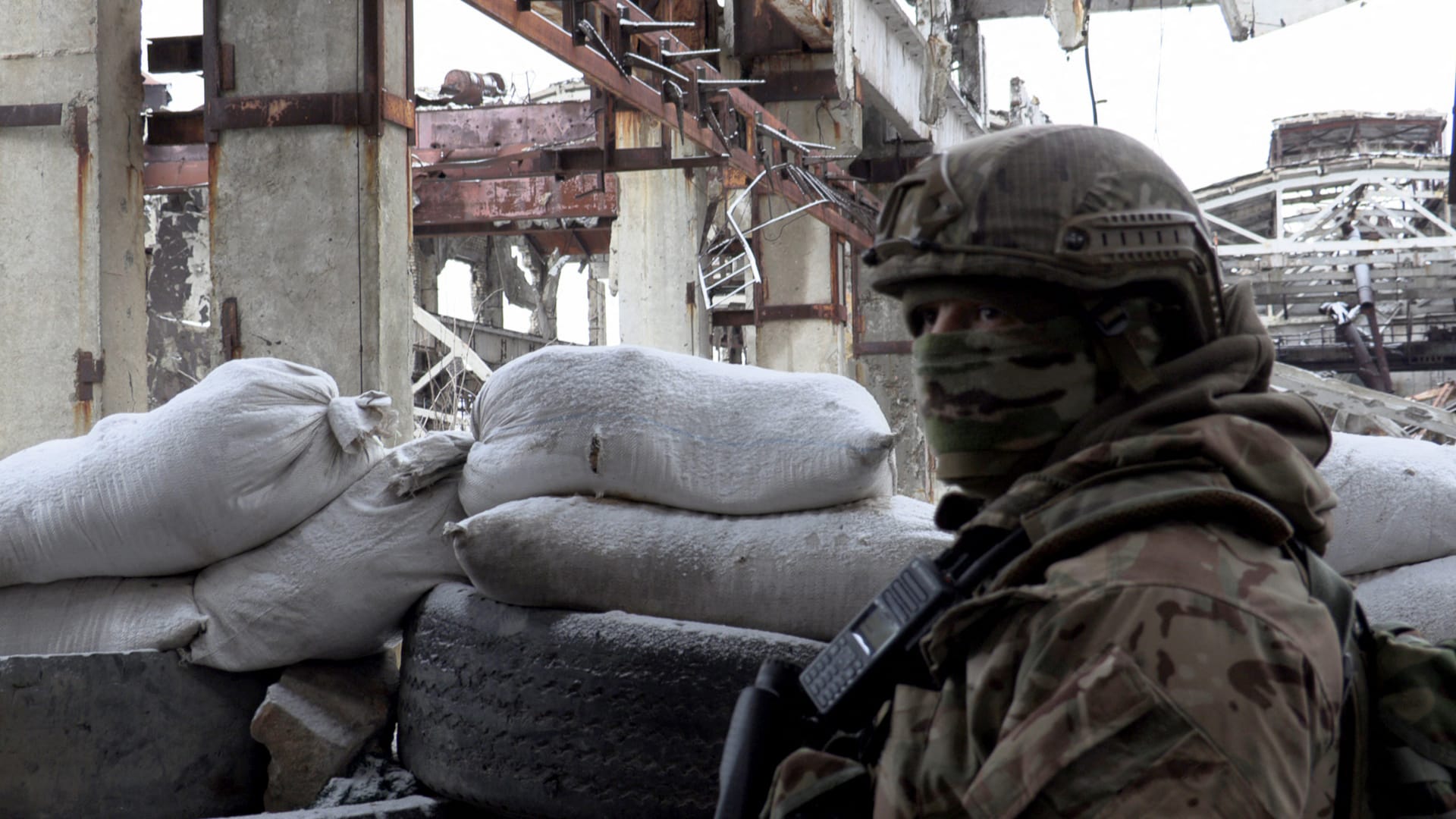 روسيا ترفع علمها في أفدييفكا وسط خشية أوكرانية من تمدد أذرع موسكو على أراضيها