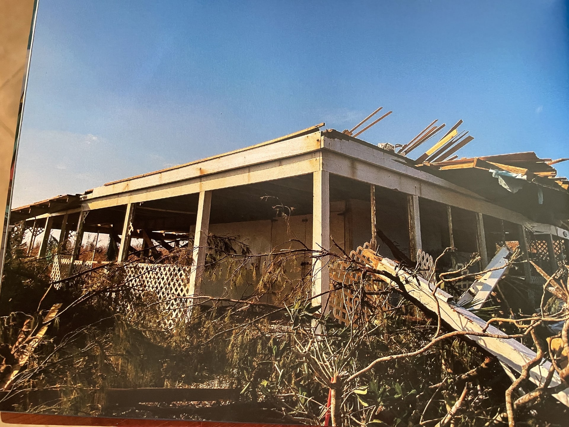 زوجان يبنيان منزل الأحلام على ساحل المحيط بجزر البهاما..ماذا حدث عندما ضربه إعصار؟