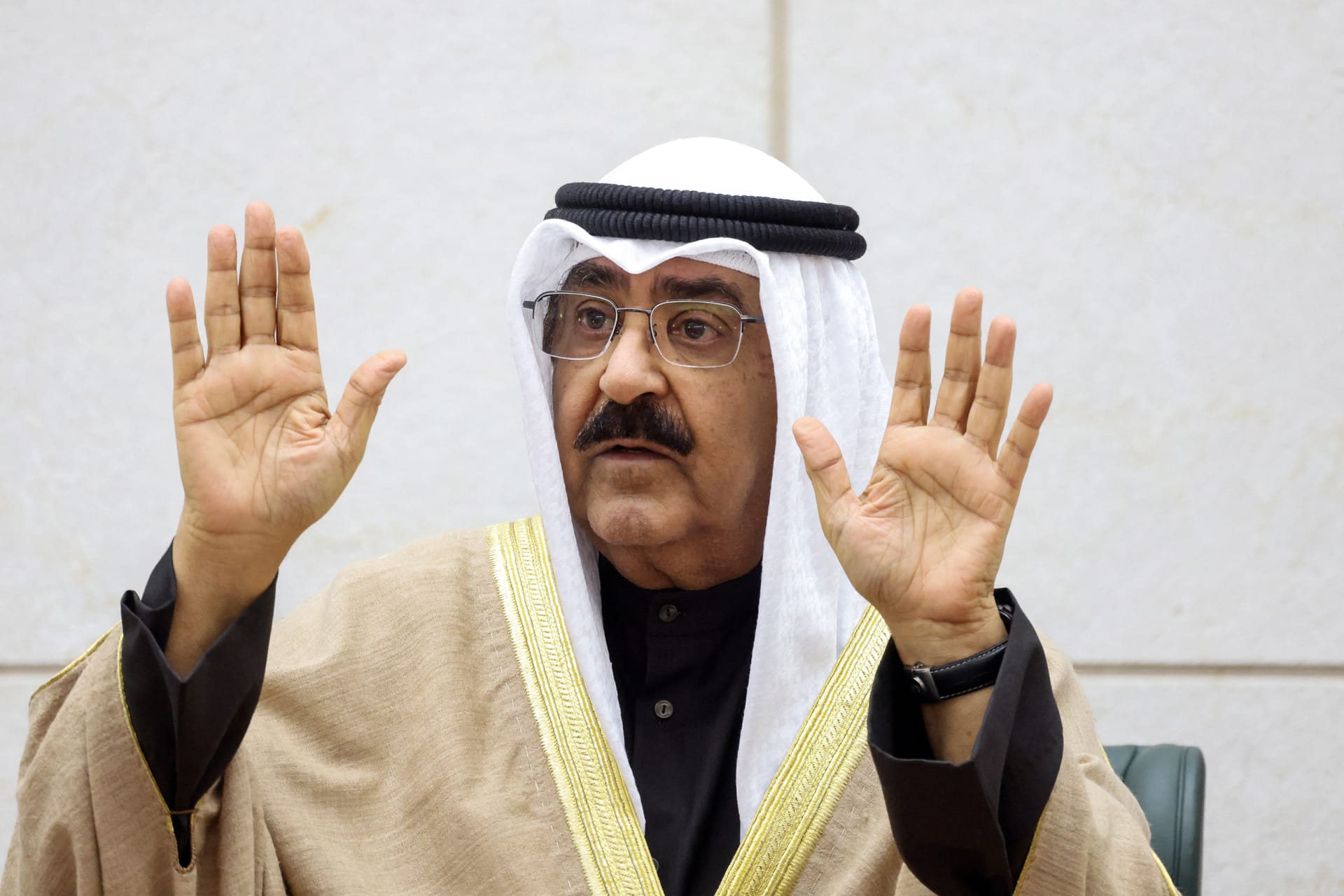 أمير الكويت يخطف الأنظار بتفاعله مع العرضة القطرية بعد وصوله إلى الدوحة
