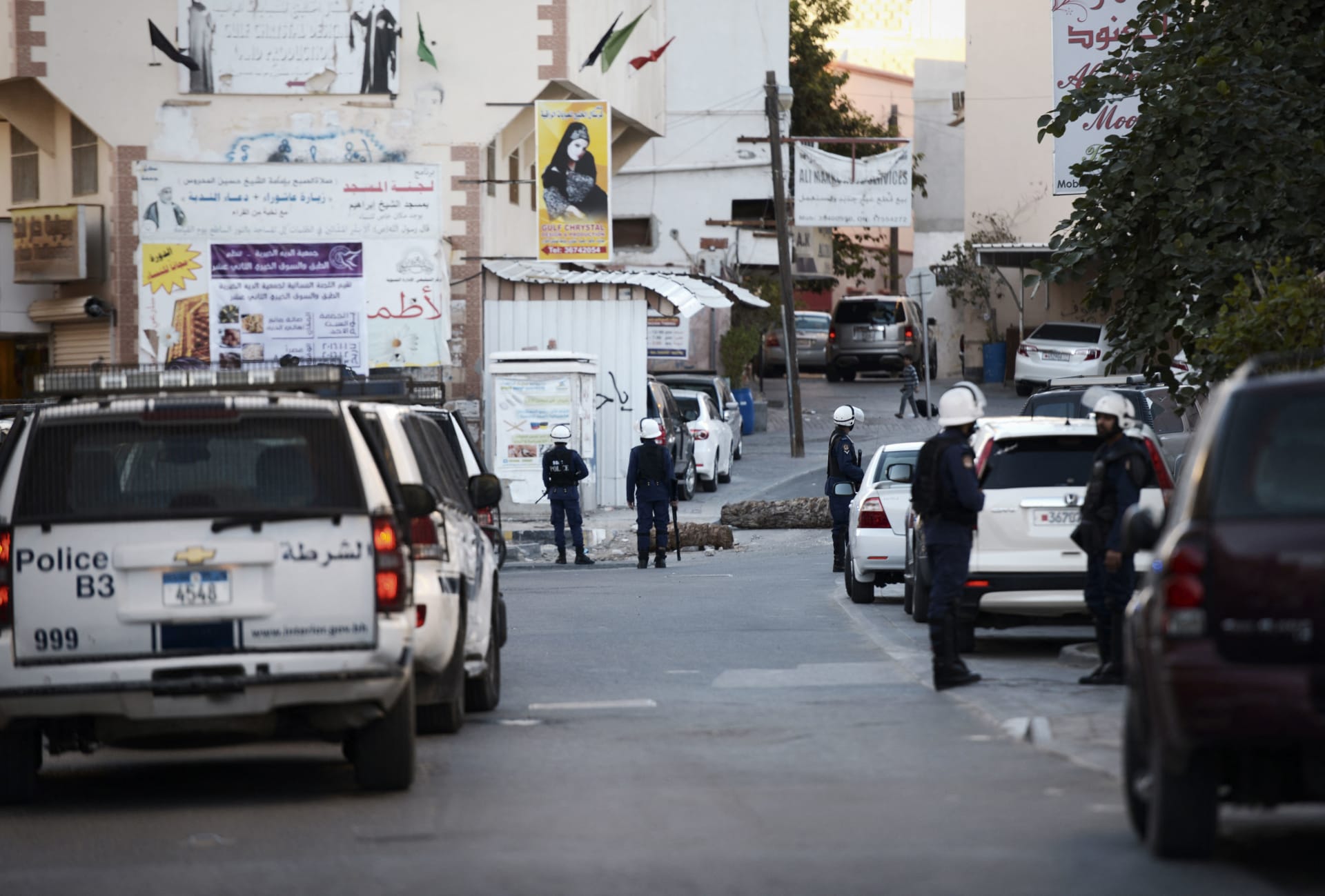 داخلية البحرين ترد بعد تداول فيديو لامرأة تزعم وقوع "مخالفات" بالقبض على ابنها 