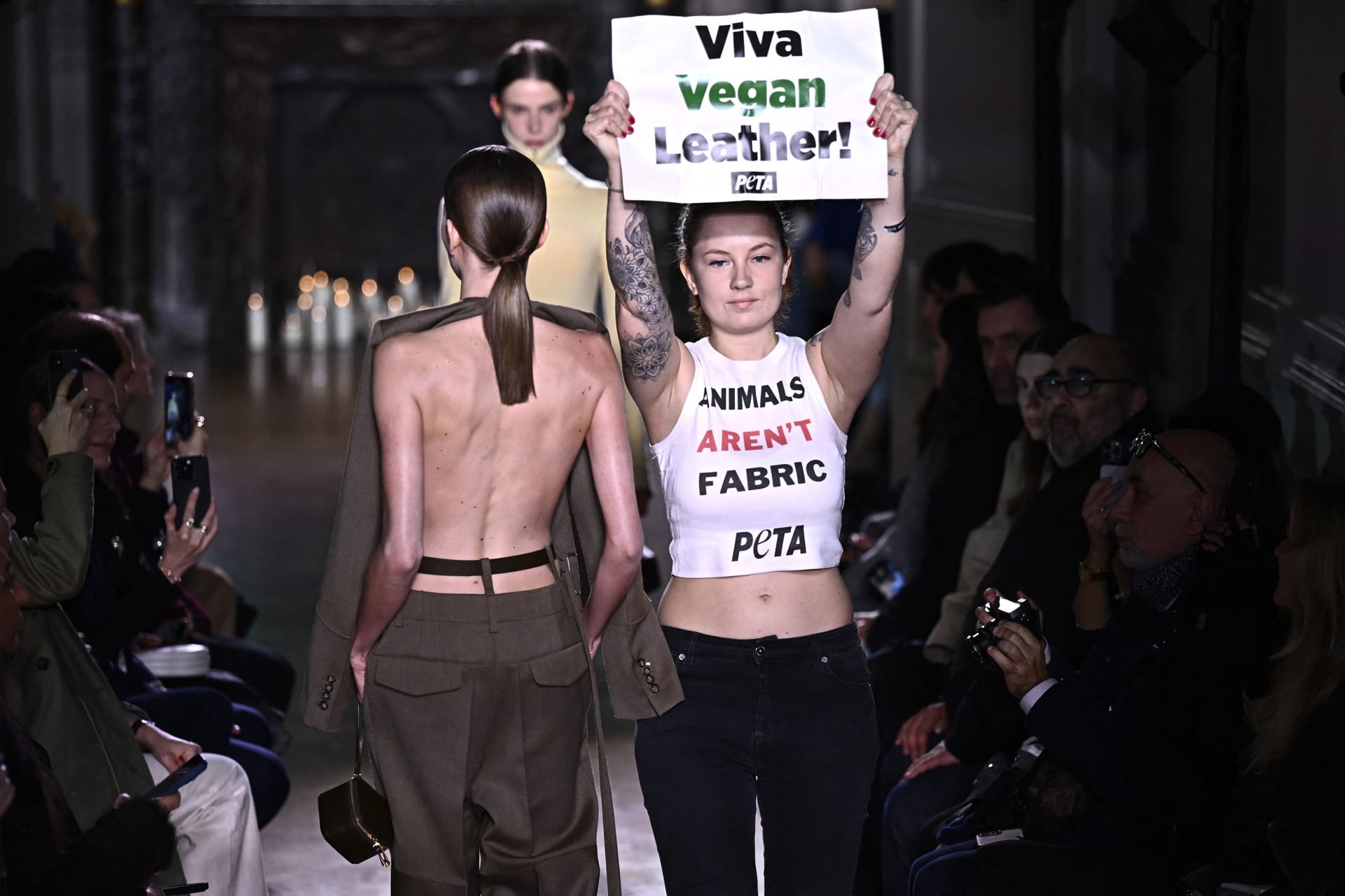 خلال أسبوع الموضة في باريس.. أنصار حقوق الحيوانات يقتحمون عرض أزياء لفيكتوريا بيكهام