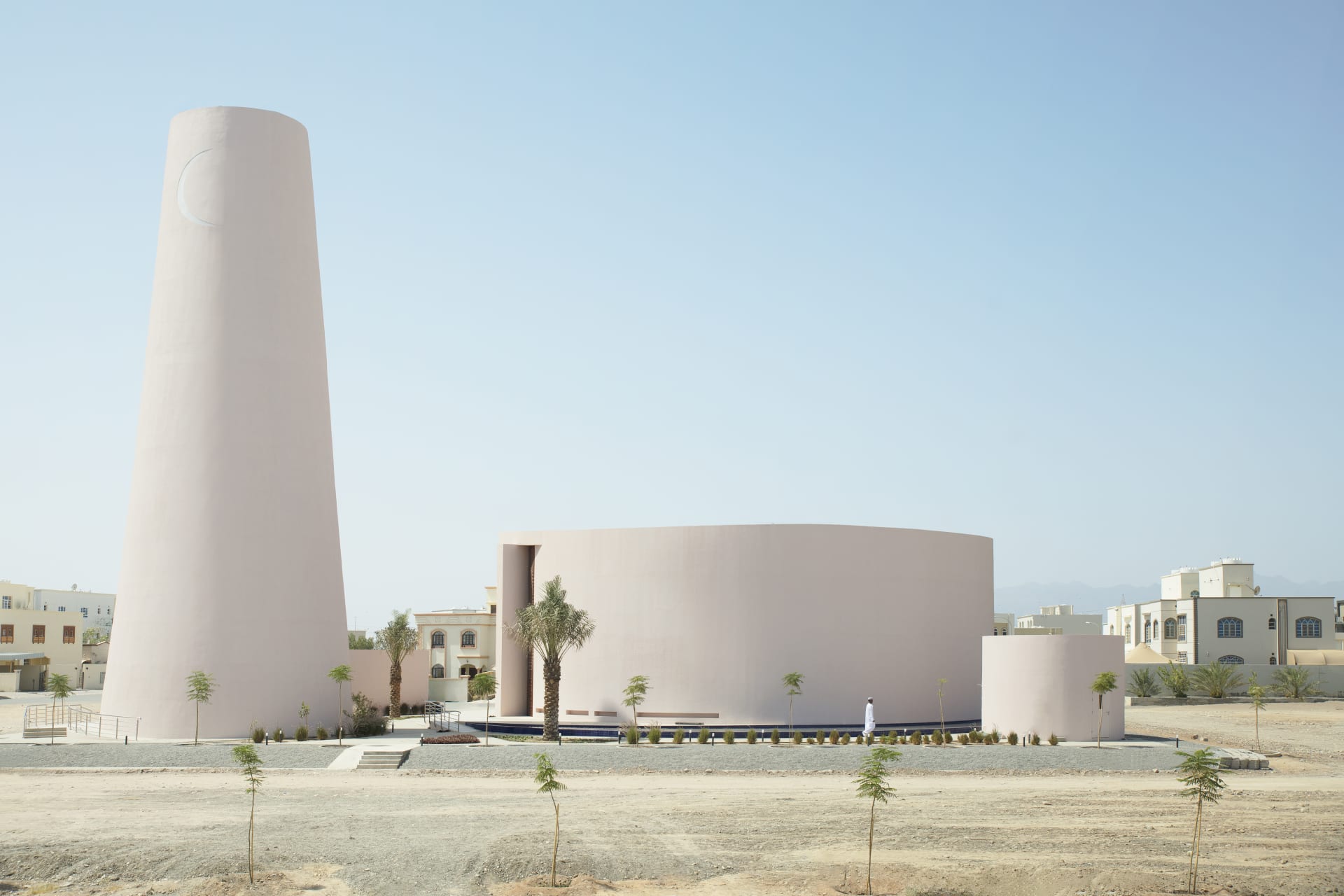 يتمتع بتصميم انسيابي ومدروس.. كيف يعود هذا المبنى الأنيق في سلطنة عُمان إلى "أصل المساجد"؟