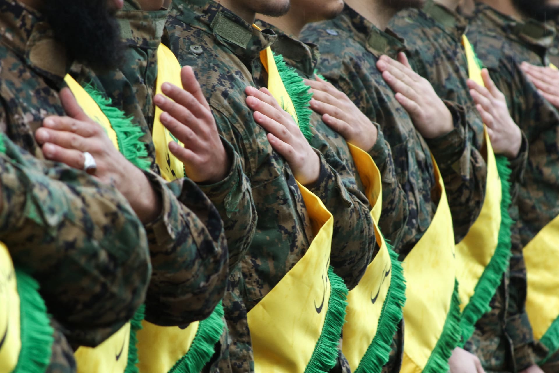 إسرائيل تعلن استهداف موقعين لـ"حزب الله" في سوريا.. وتوجه "رسالة" للنظام السوري