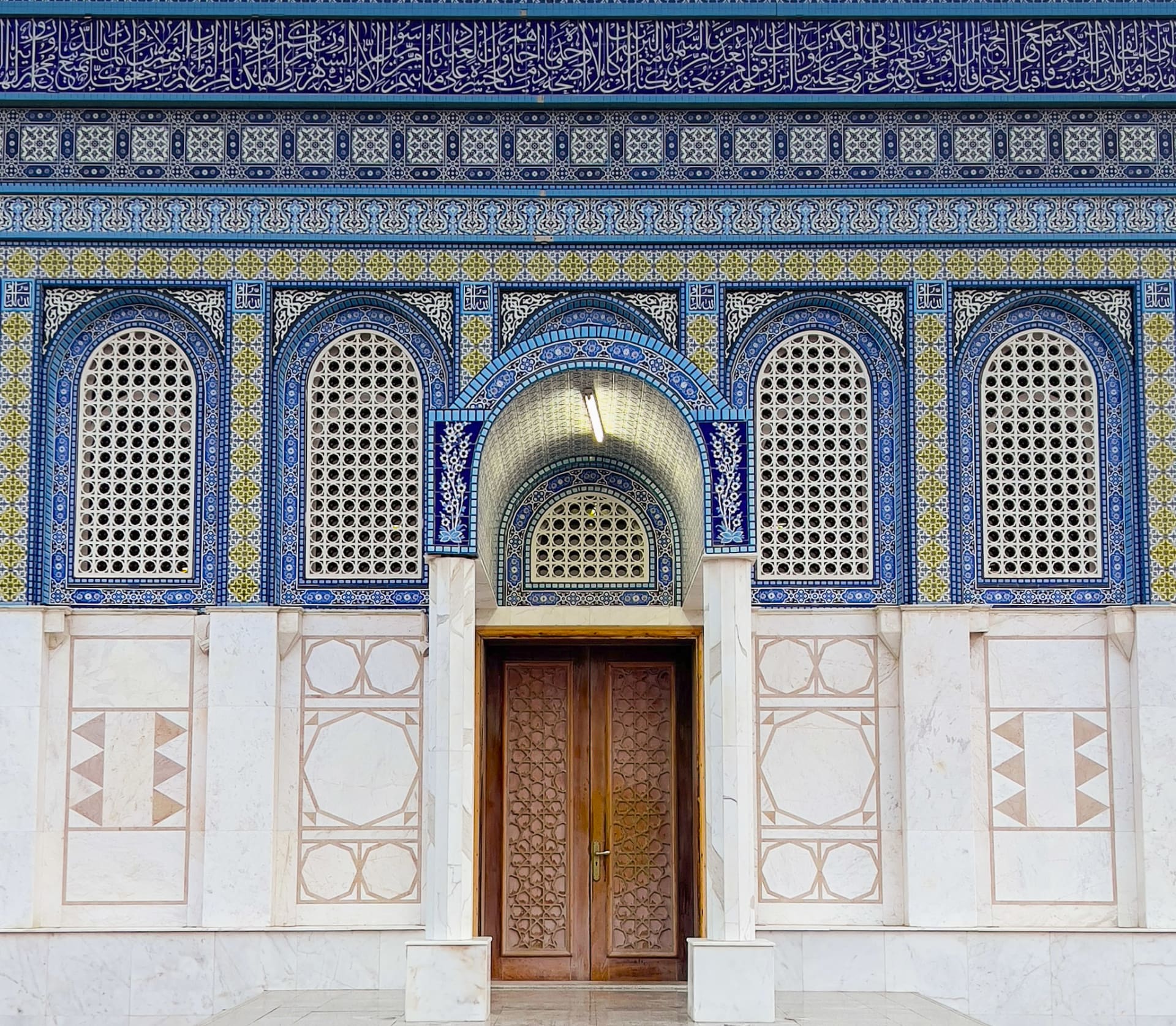 مسجد في أبوظبي يحاكي التصميم الخارجي لمسجد قبة الصخرة