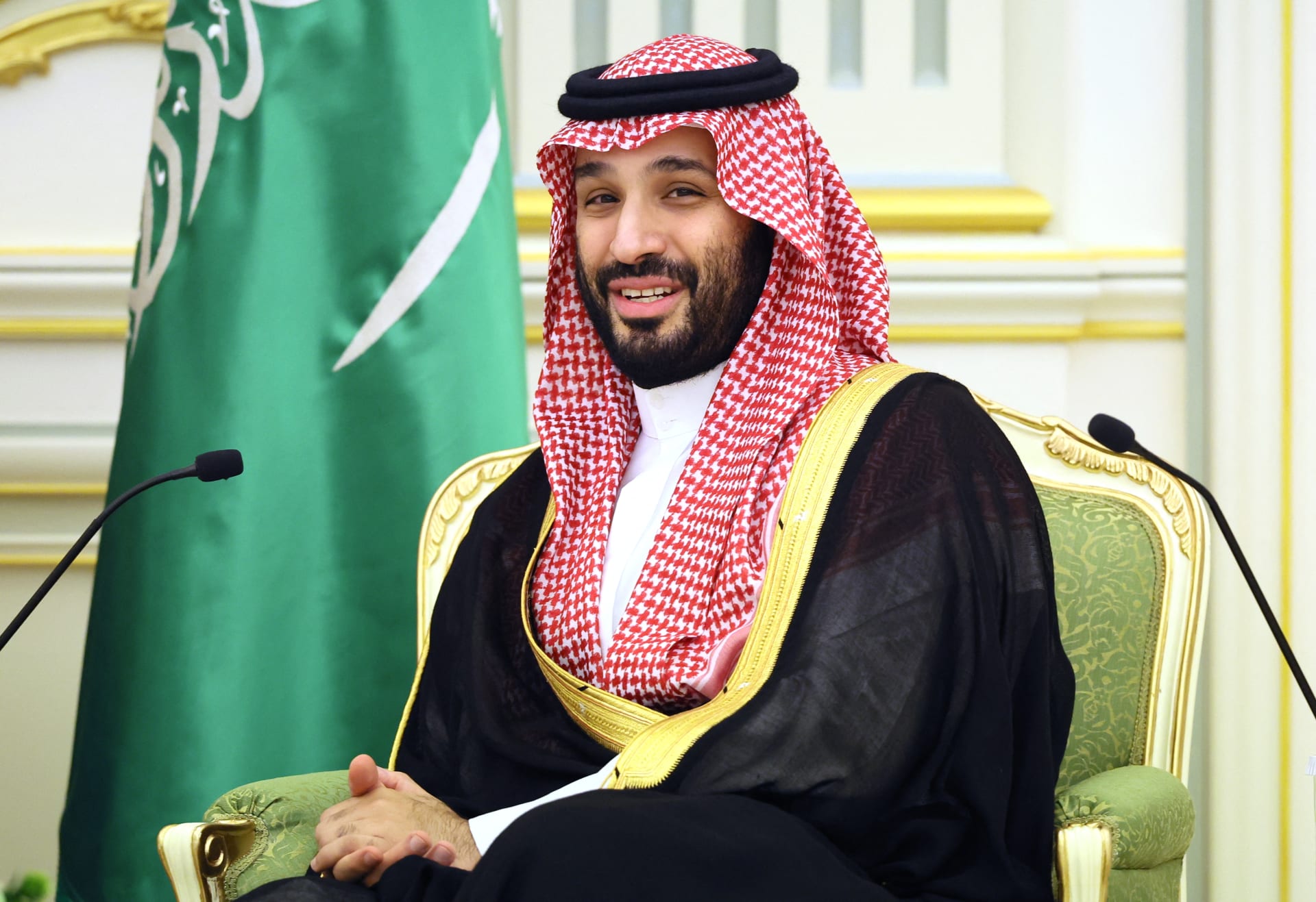 ولي عهد السعودية يُقبل يد عبدالعزيز بن سلمان.. كيف جاءت التعليقات؟