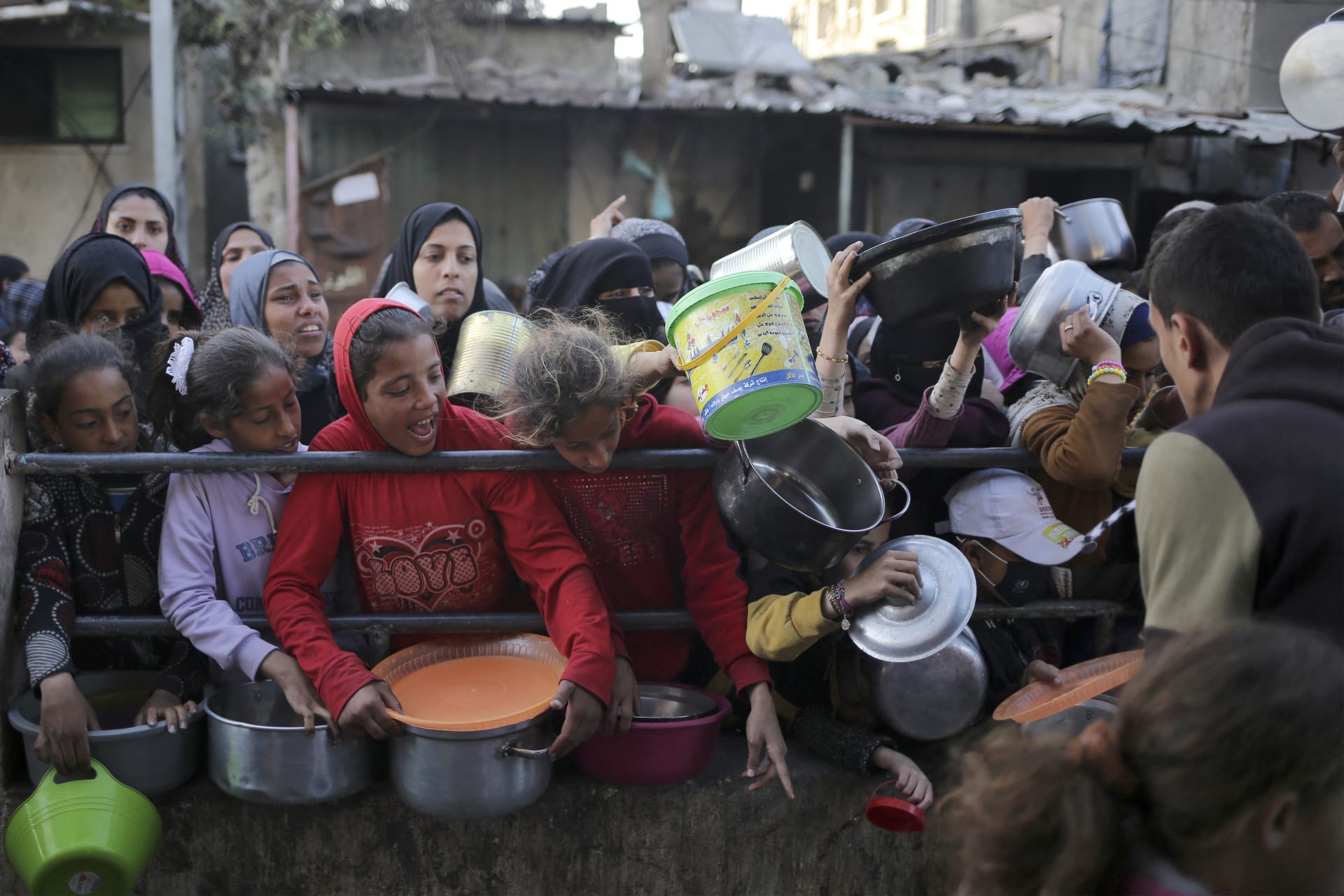 دول عربية وغربية تدعو إسرائيل إلى فتح معابر إضافية لإدخال المزيد من المساعدات إلى غزة