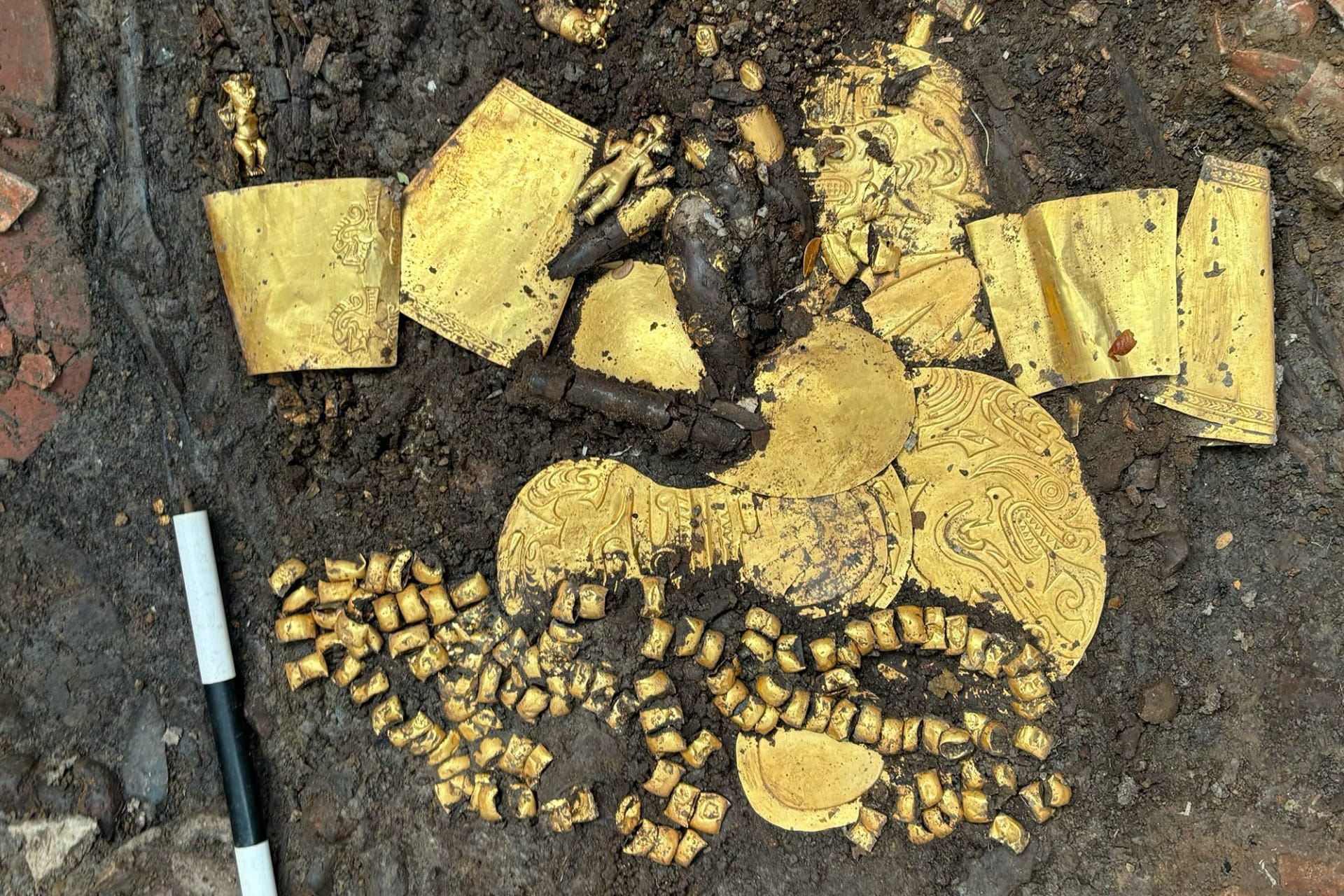 العثور على قبر "إله قصب السيقان" مليئًا بالذهب وعشرات رفات الأضاحي
