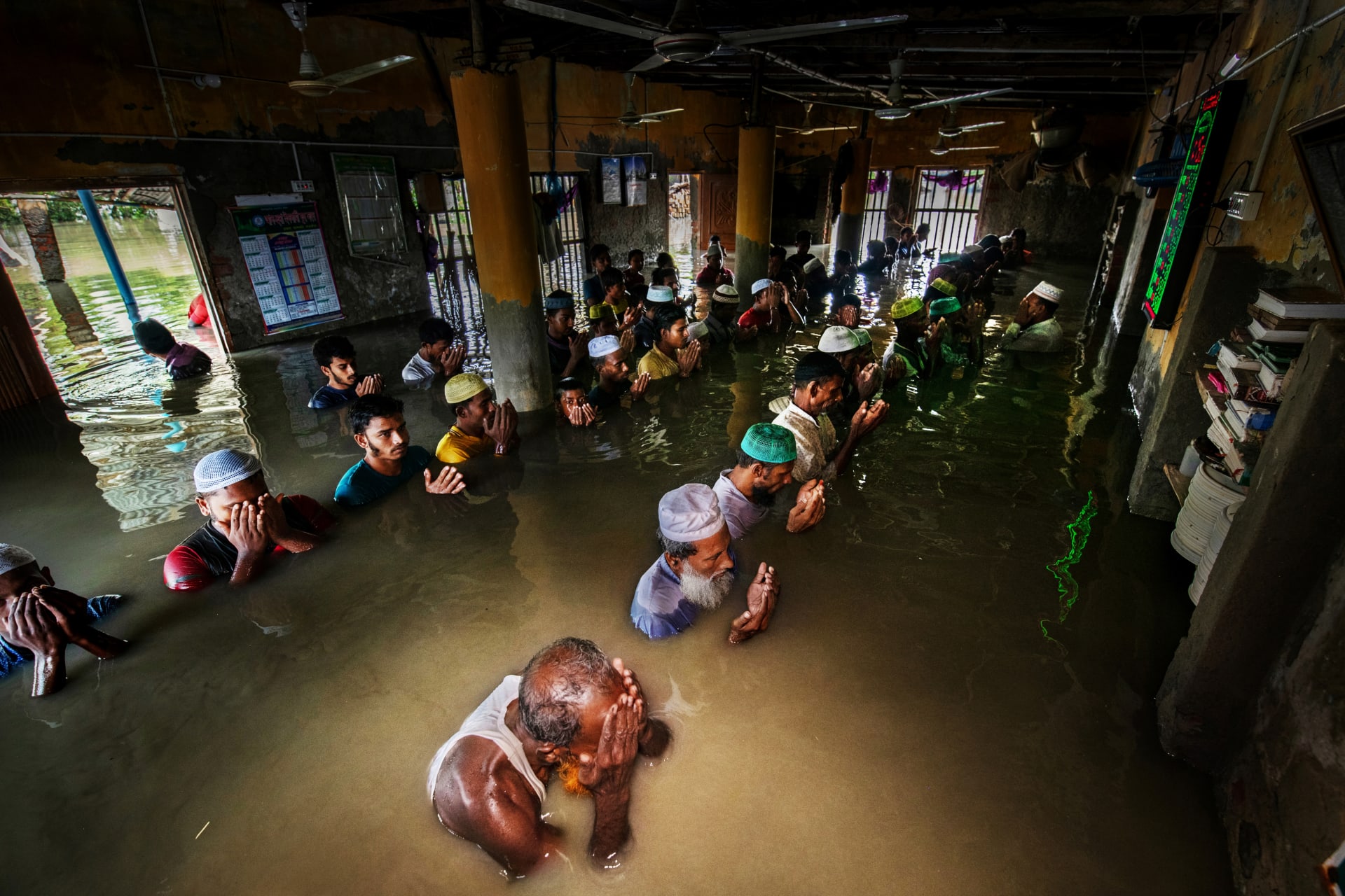 بينها لقطة لمصلين لا يمنكهم السجود من مستوى الماء.. صور مؤلمة تجسد "مآسي الاحتباس الحراري" في بنغلاديش