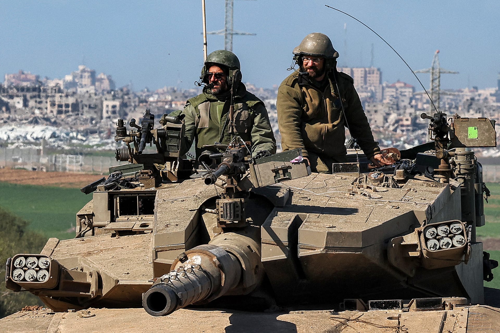 غانتس يلوح بمغادرة حكومة الحرب الإسرائيلية حال تمرير قانون إعفاء "الحريدم" من التجنيد 