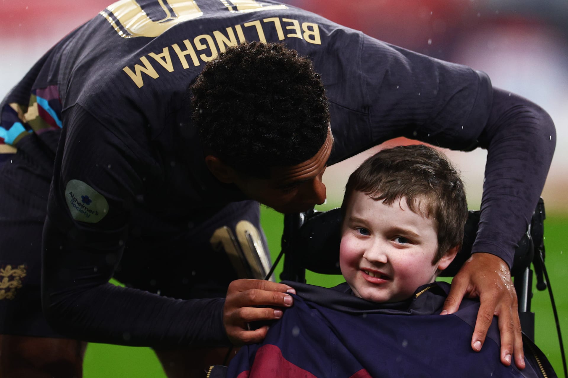 لفتة إنسانية من جود بيلينغهام مع طفل قبل بداية مباراة إنجلترا وبلجيكا.. هذا ما فعله