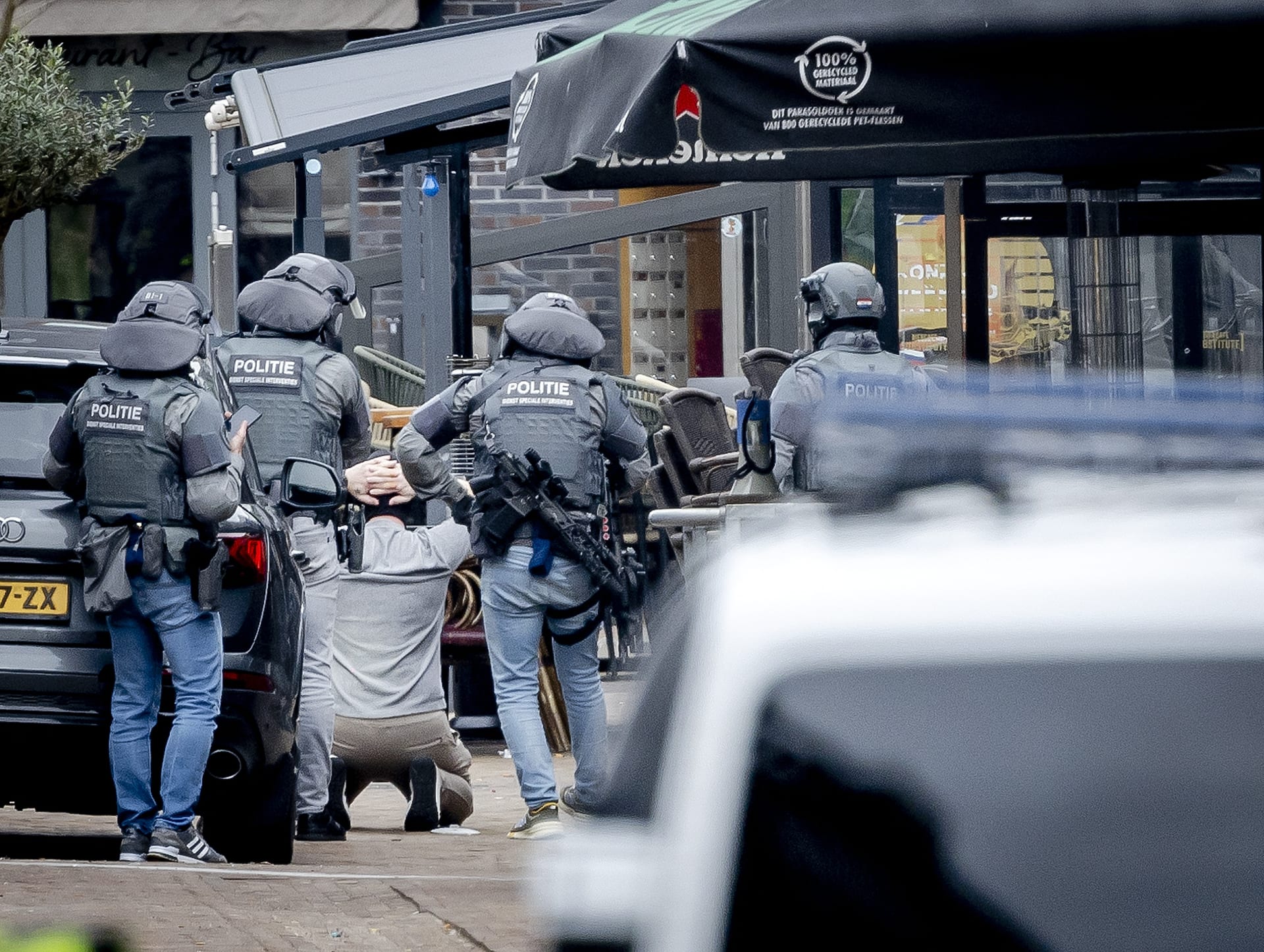 الشرطة الهولندية تعلن تحرير جميع الرهائن في بلدة إيدي واعتقال شخص 