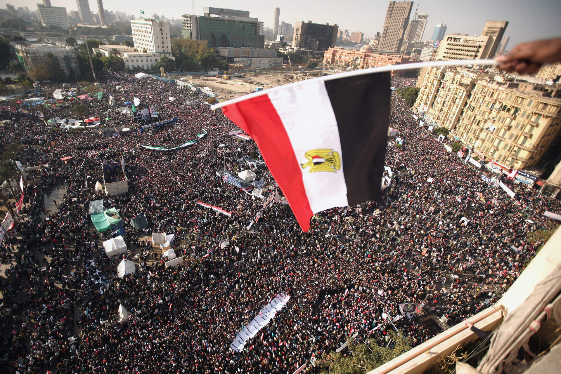 "يبدو أننا ظلمناكم".. علاء مبارك يثير تفاعلا بتعلقه ردا على متابع بشأن ثورة 25 يناير 2011 