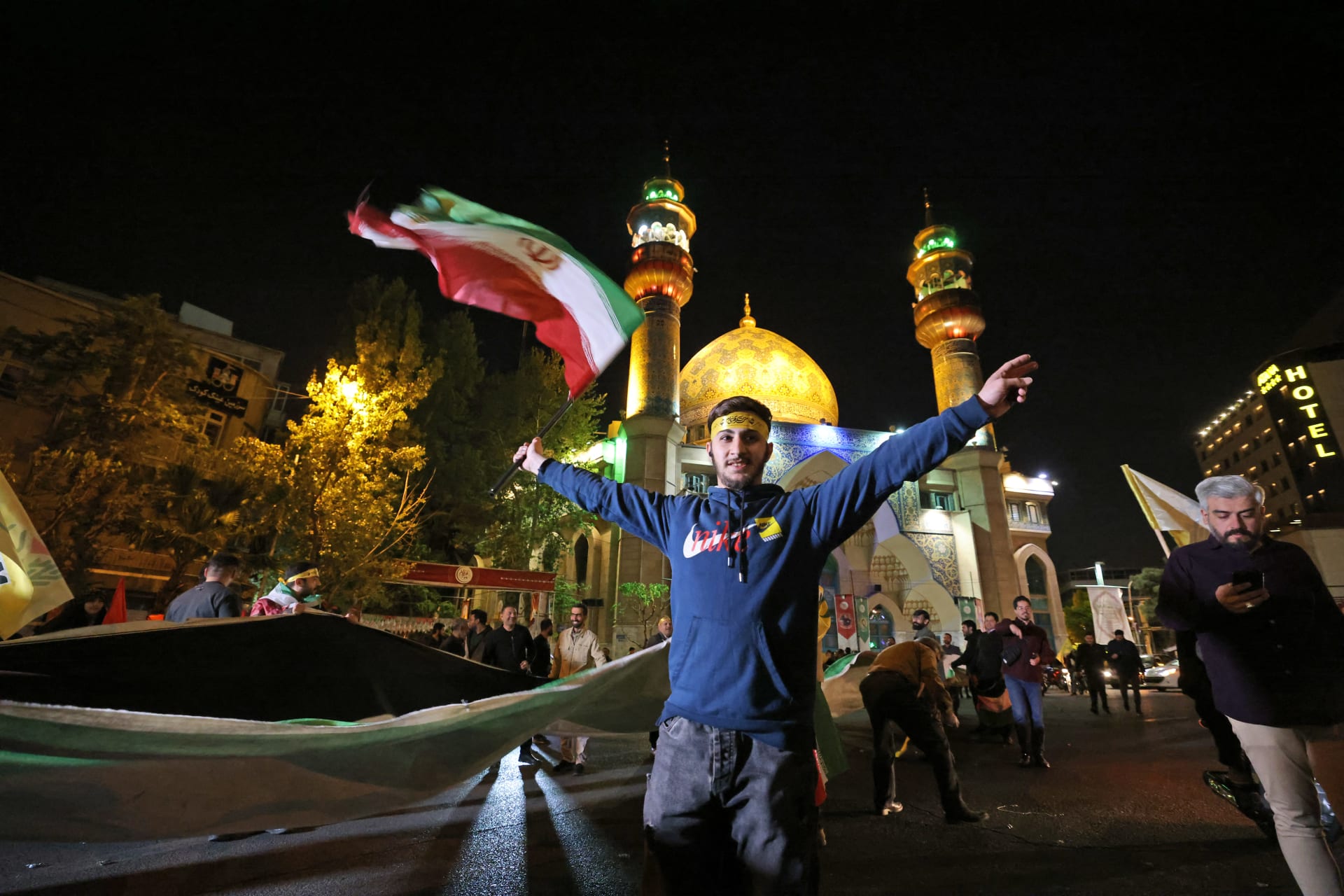 إيرانيون يحتفلون في طهران بالضربات الإيرانية على طهران