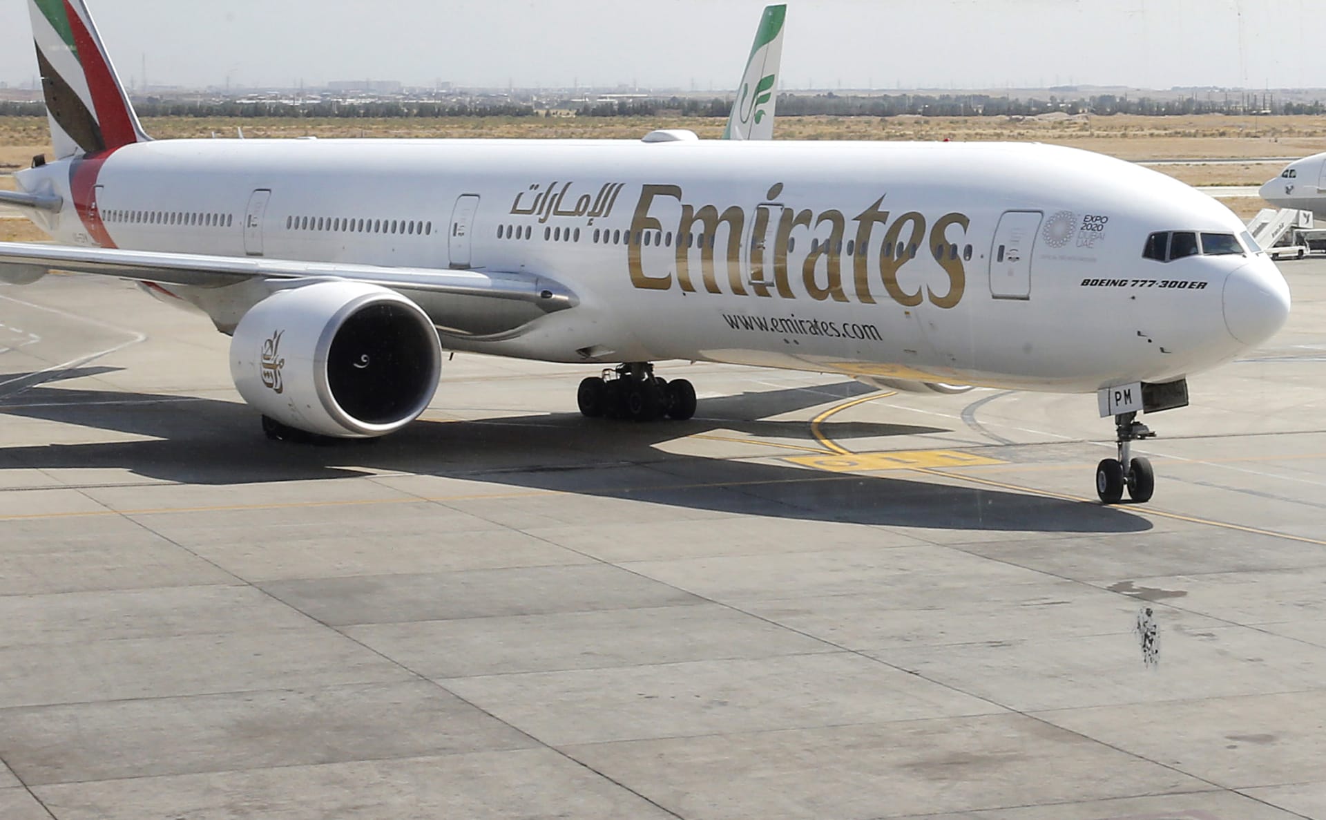 طيران الإمارات: تعليق إجراءات سفر المغادرين حتى منتصف الليل بسبب سوء الأحوال الجوية
