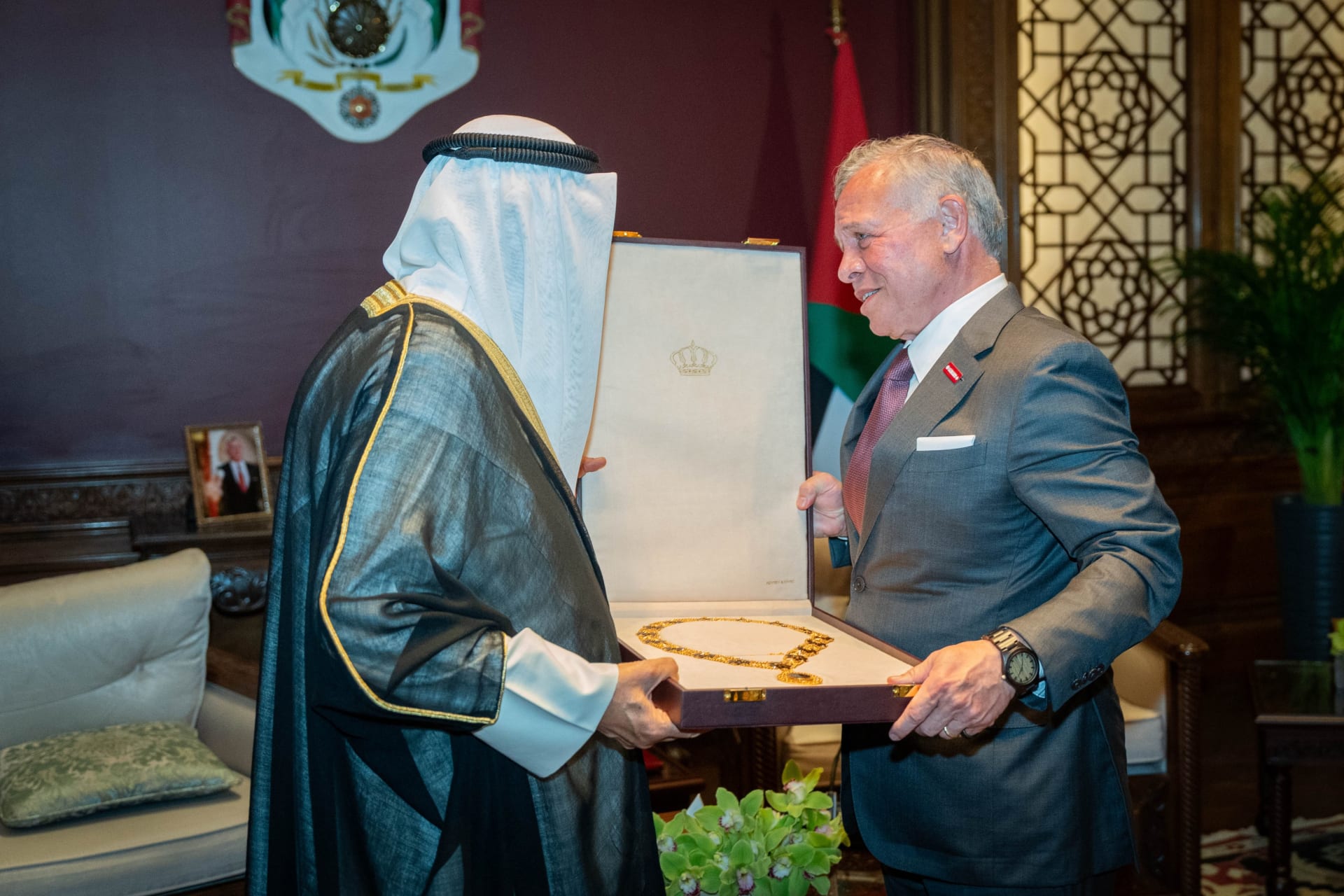 الملك عبدالله الثاني يمنح أمير الكويت قلادة الحسين بن علي أرفع وسام مدني أردني